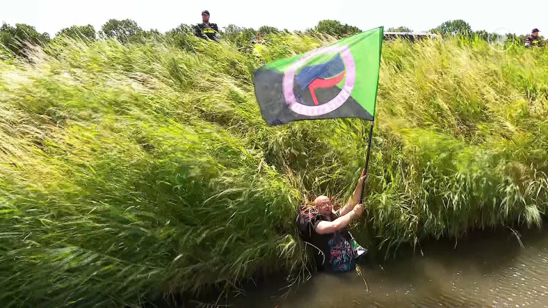 Politie houdt actievoerders tegen die A44 willen blokkeren