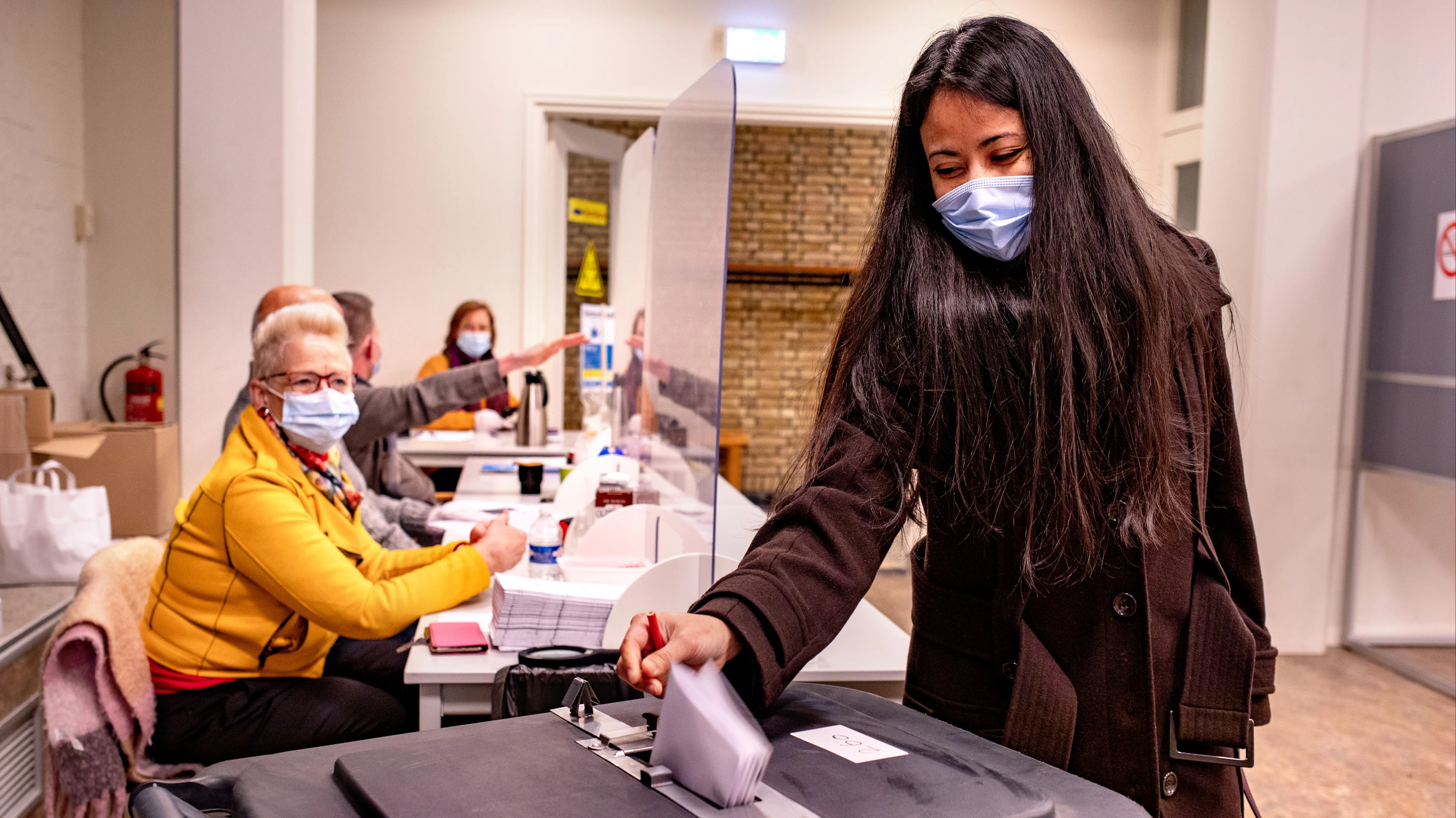 Geen mondkapjes en anderhalve meter afstand in stemlokalen