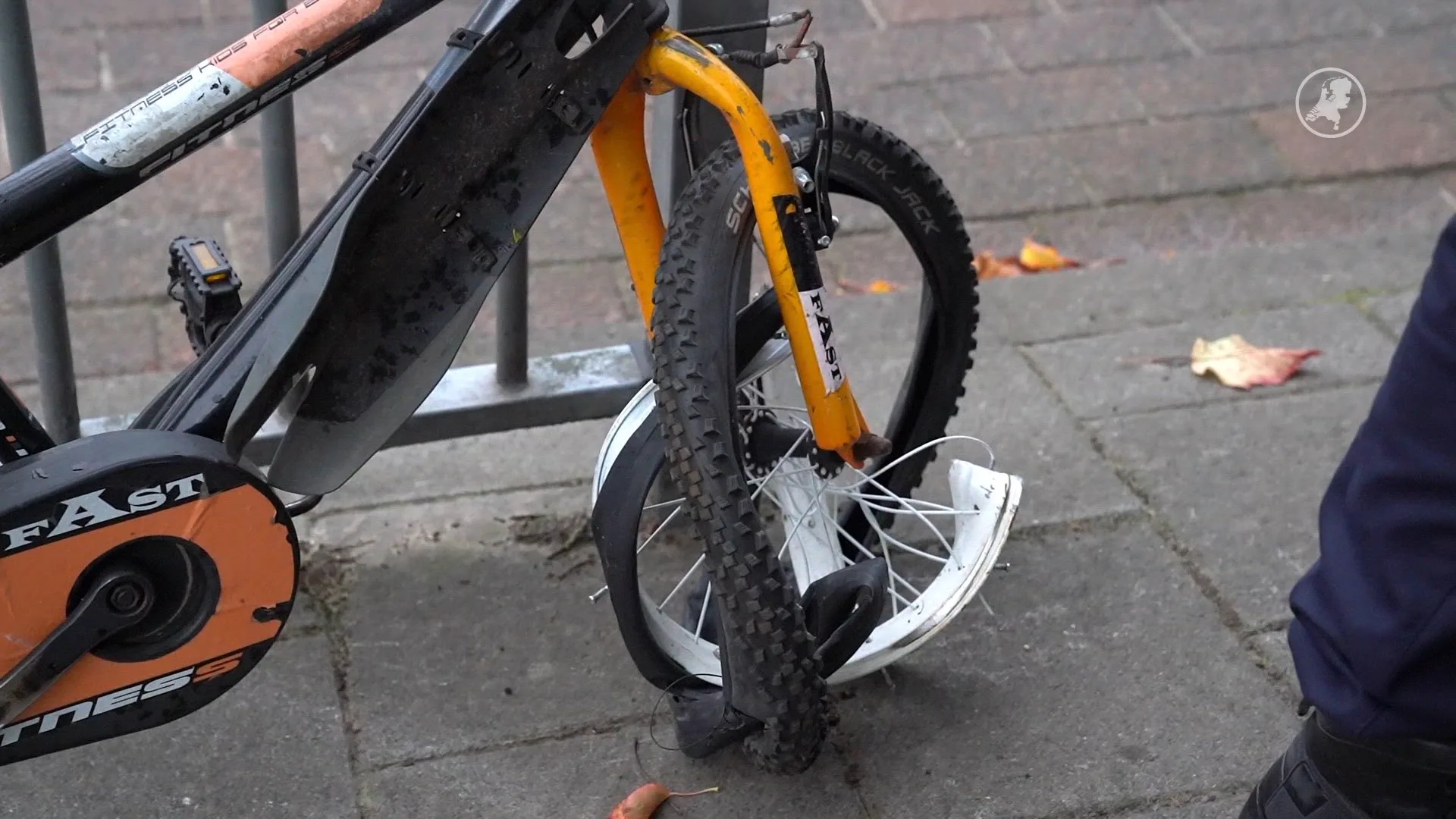 Jong meisje ontsnapt aan gruwelijk drama, fiets aan gort gereden door trein