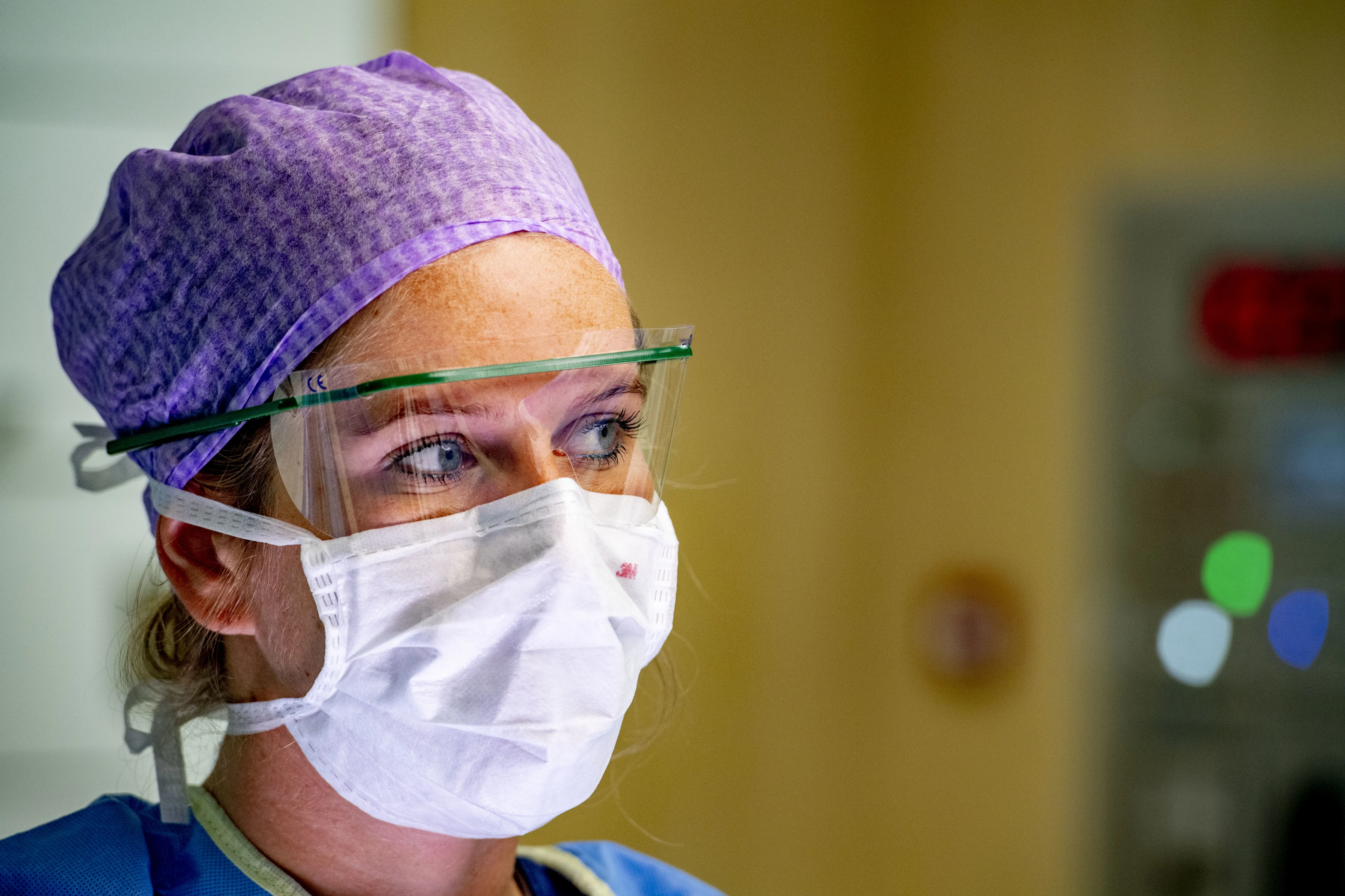 'Eén op de tien zorghelden van coronacrisis zit nu ziek thuis'