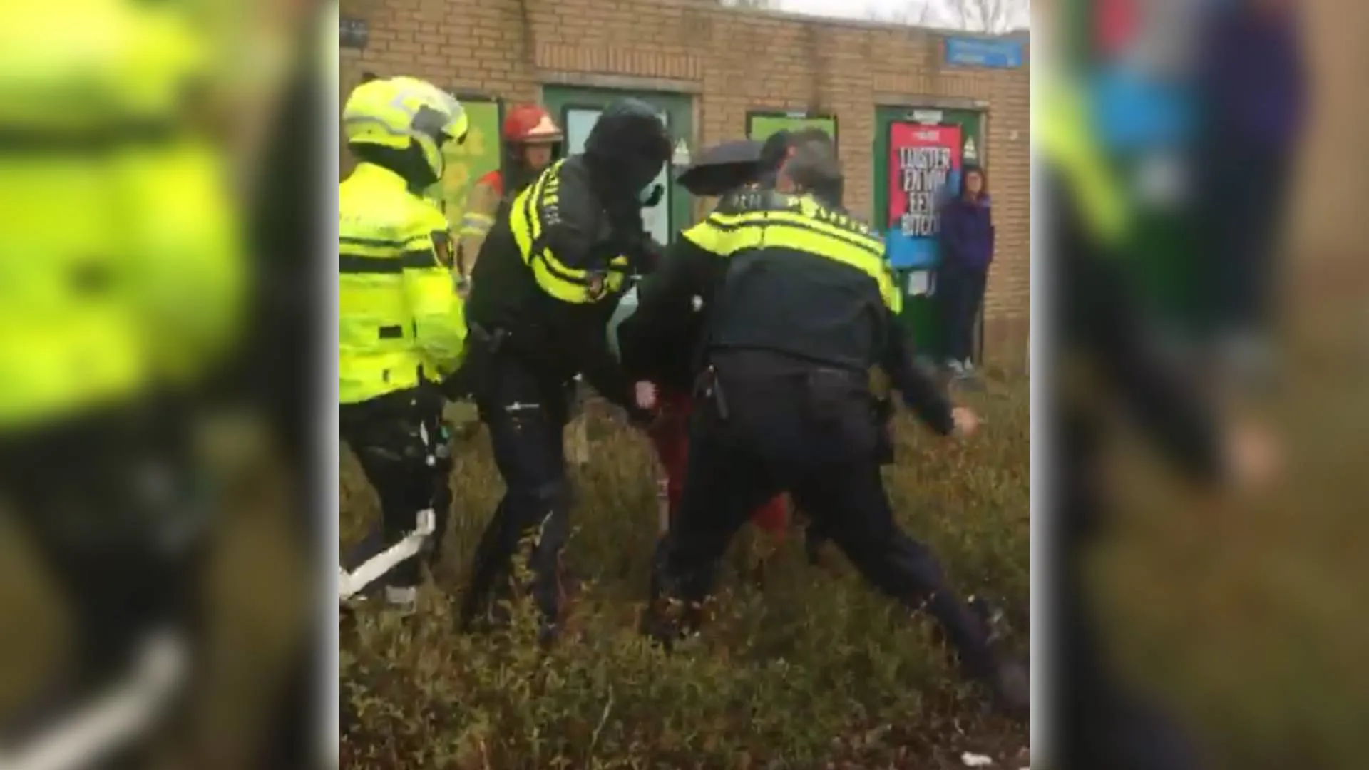 Man krijgt klappen van agent na knockout slaan collega: 'Het werd zwart voor de ogen'