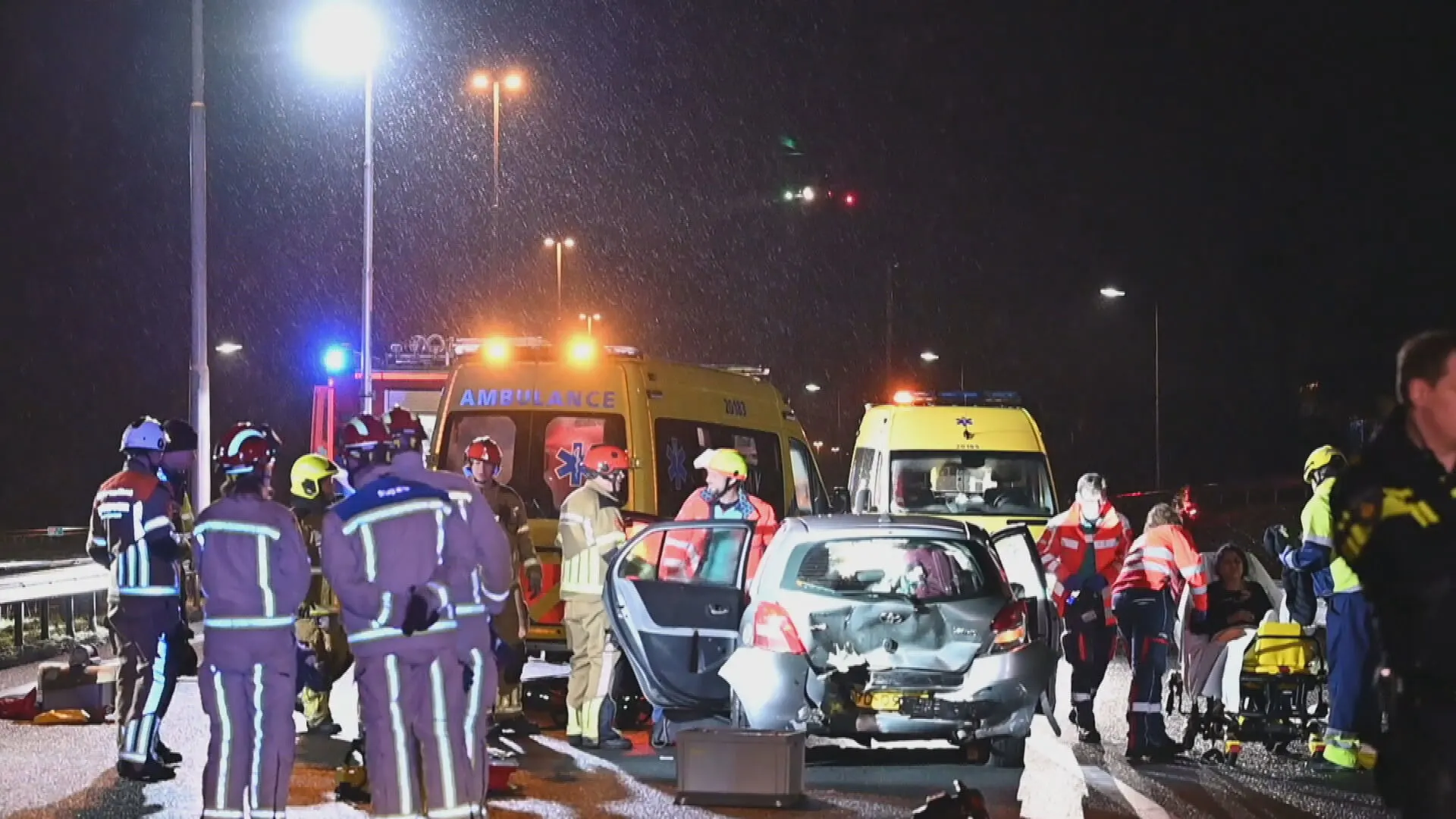 Drie inzittenden bekneld en gewond bij aanrijding op A58