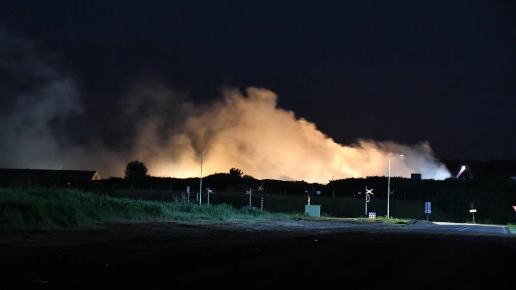 Grote brand in Westdorpe: berg restafval vat vlam