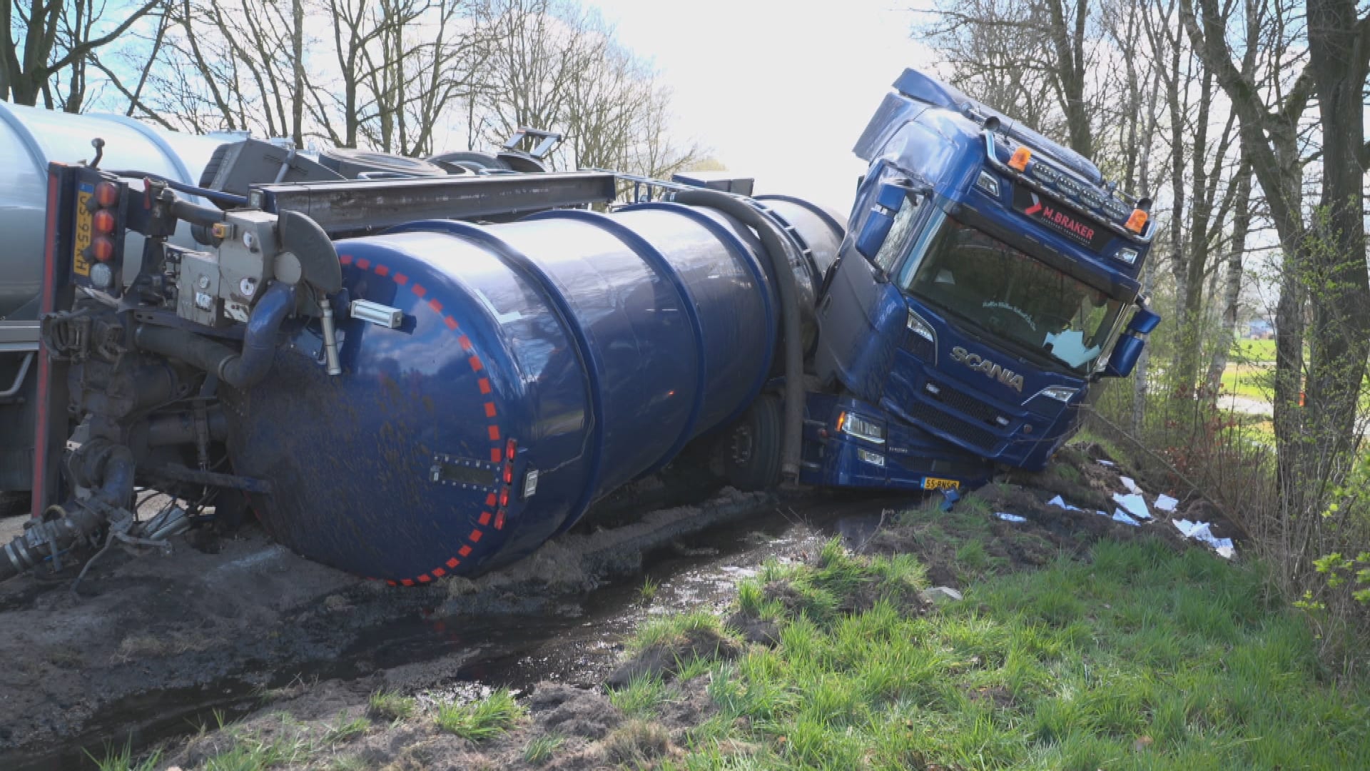 Gekantelde gierwagen lekt liters en liters mest bij Schildwolde