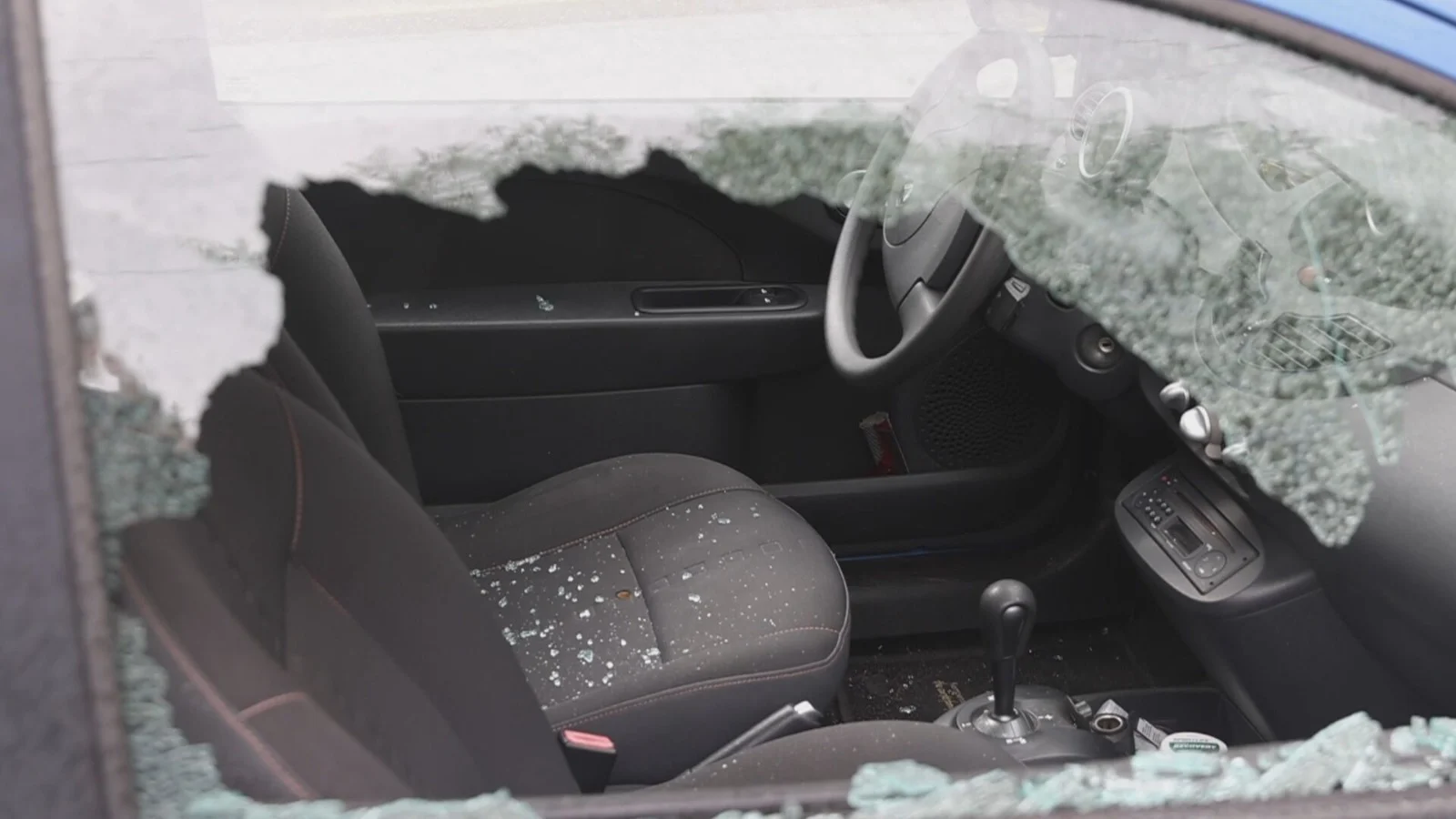 Vandalen breken zeker vijftien auto's open in straat Den Haag