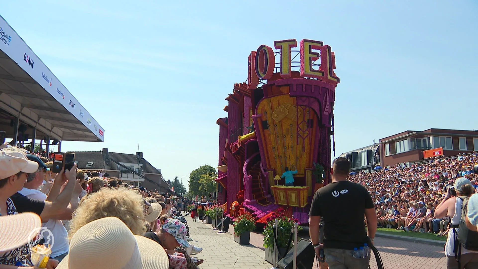 Metershoge praalwagens rijden door Zundert tijdens grootste dahliacorso ter wereld
