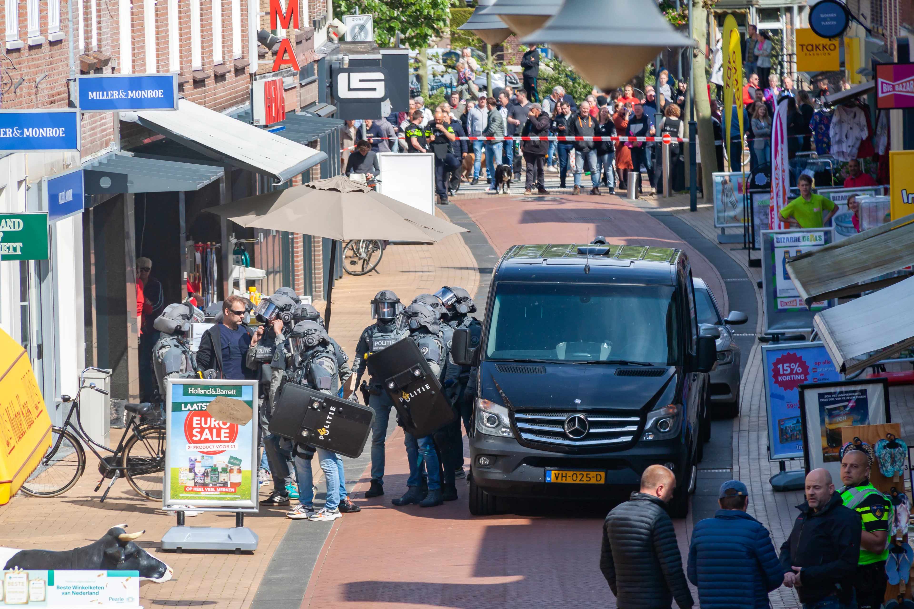 Centrum Steenwijk even op slot na melding van persoon met vuurwapen
