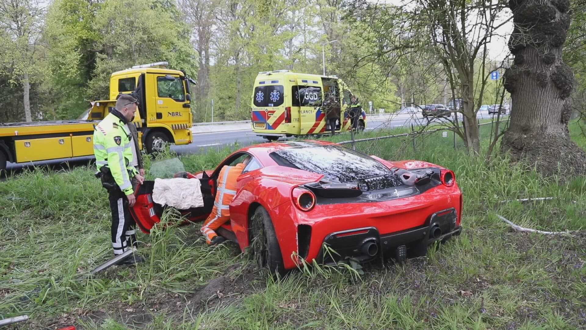 VIDEO: Automobilist rijdt peperdure Ferrari dwars door hek