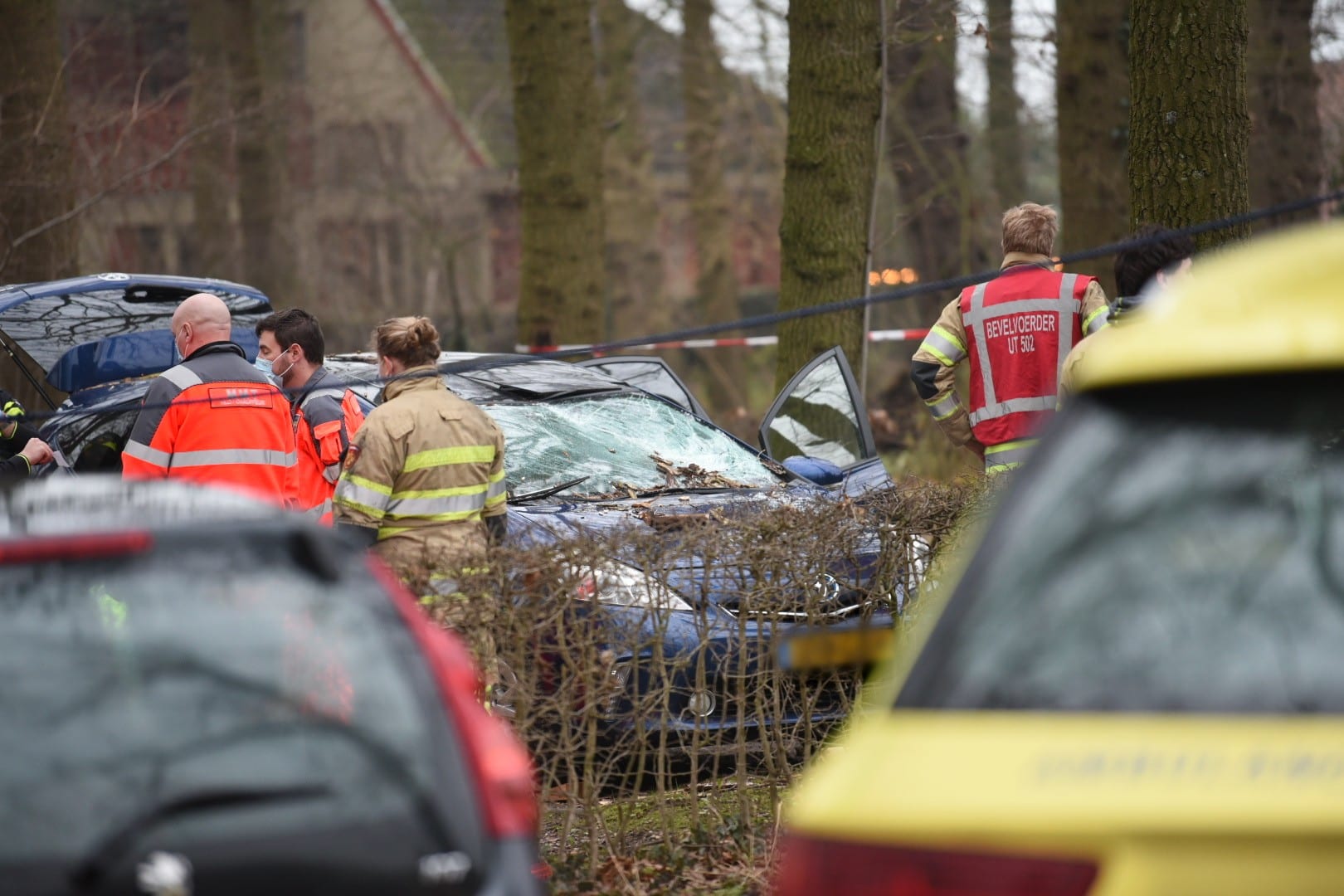 Boom valt om op parkeerplaats Slot Zuylen, jonge vrouw overlijdt