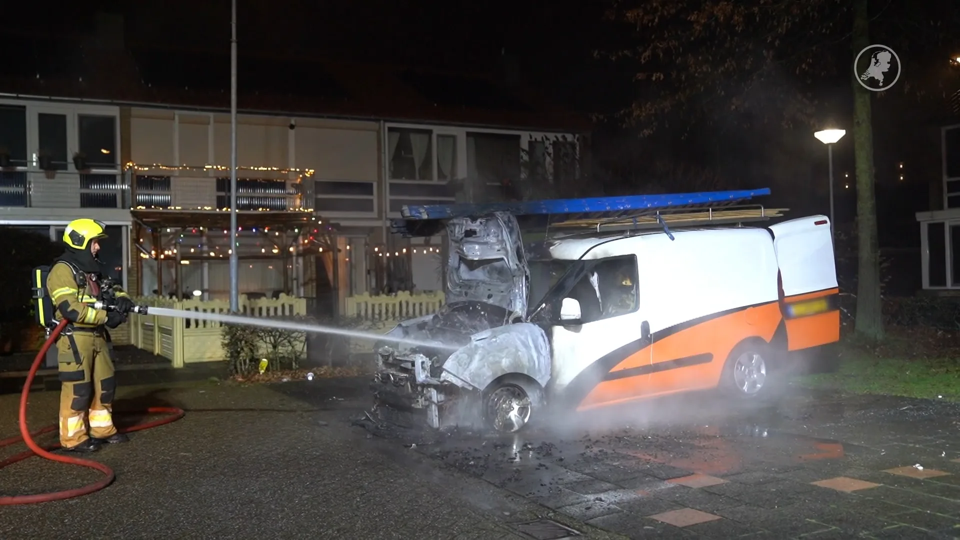 'Dakdekkersoorlog' Den Bosch: bestelbusje brandt uit door vermoedelijke brandbom