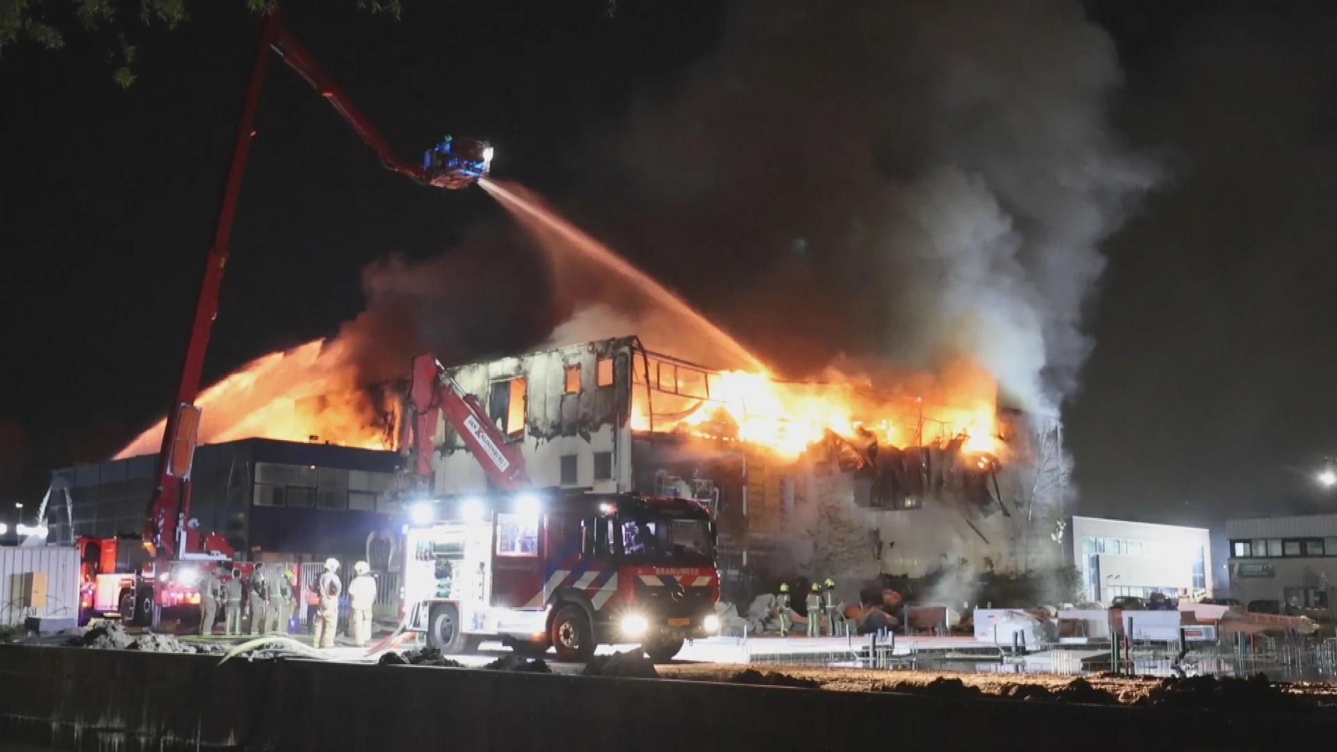 Grote brand in Zoetermeer is uit, blijf alert op roetdeeltjes