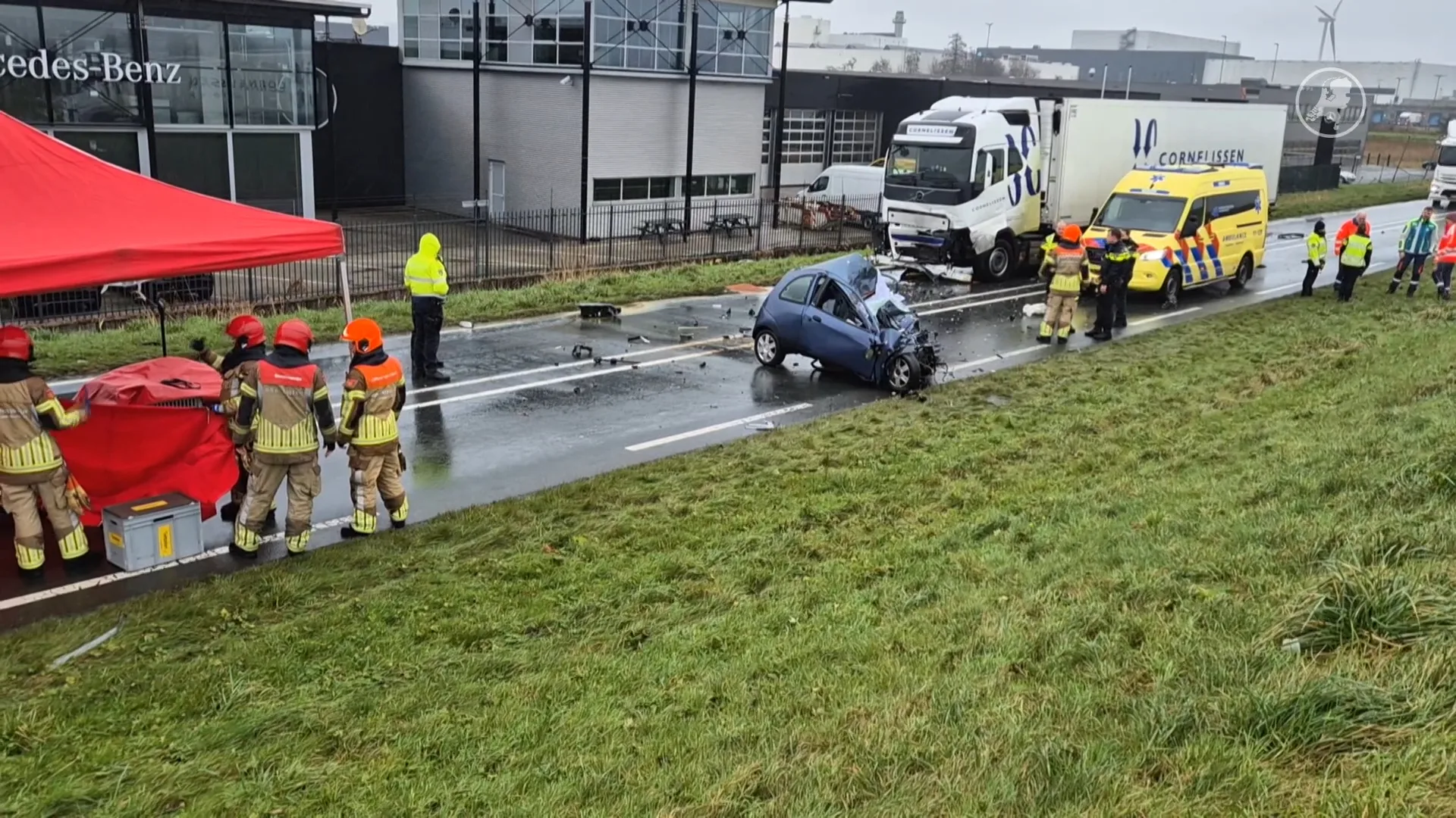 Dode bij botsing tussen auto en vrachtwagen in Zaandam