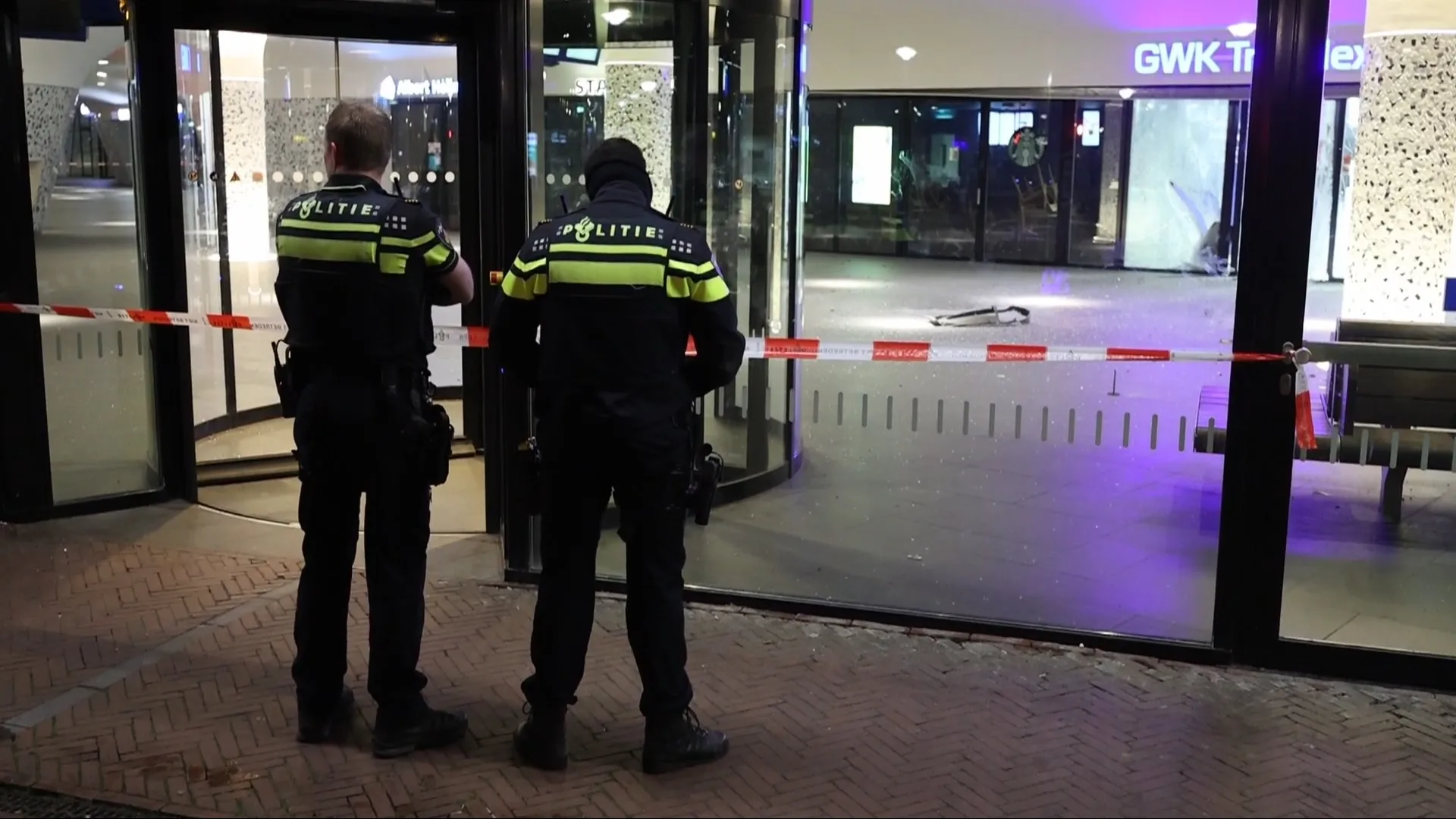 Gewonde en veel schade bij plofkraak geldwisselkantoor in stationshal Delft