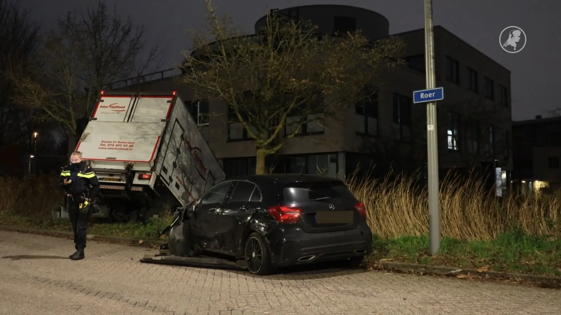 Vrachtwagen eindigt in sloot na chaotische rit door Capelle