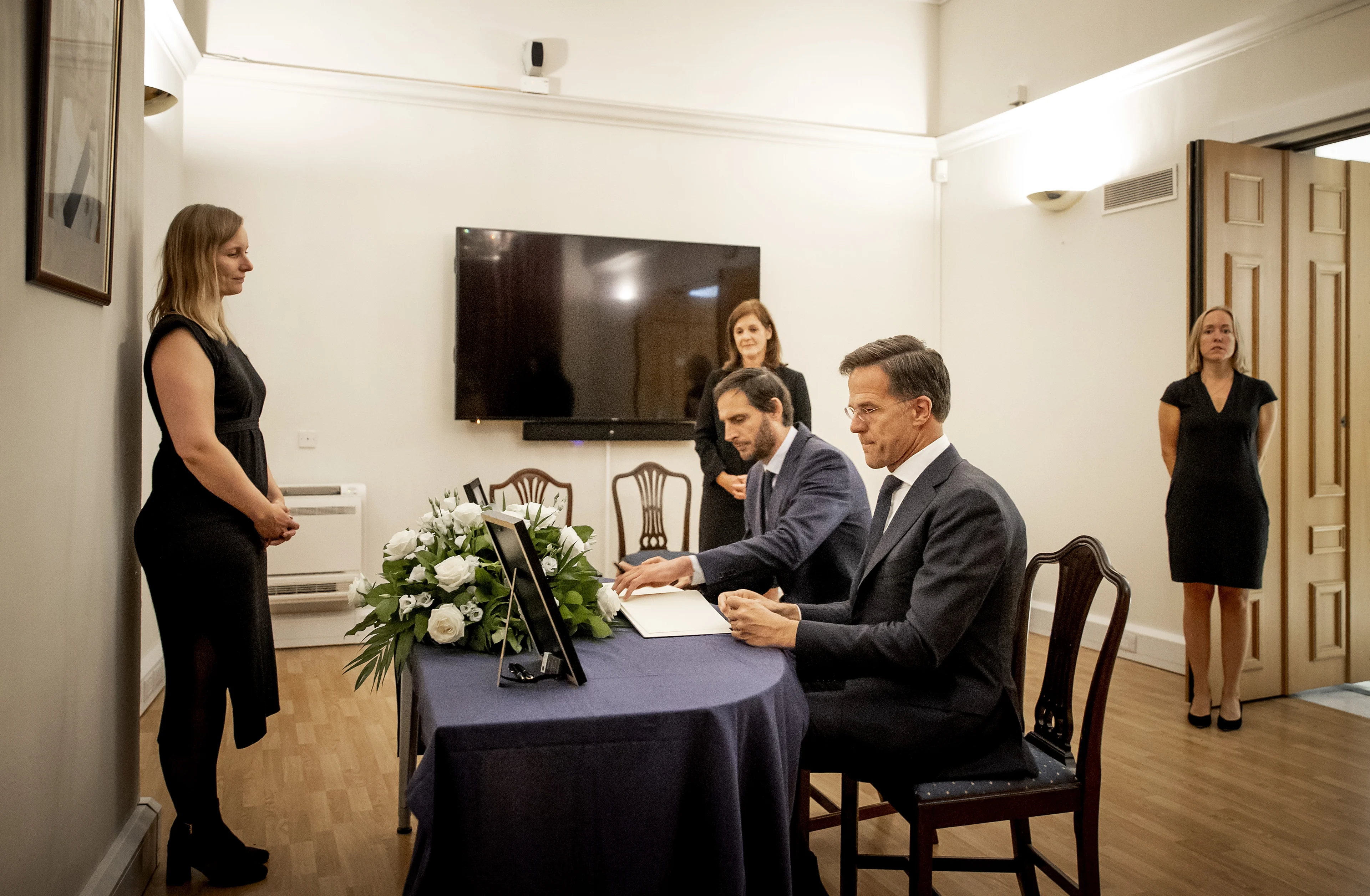 Rutte en Hoekstra tekenen condoleanceregister voor Elizabeth op Britse ambassade