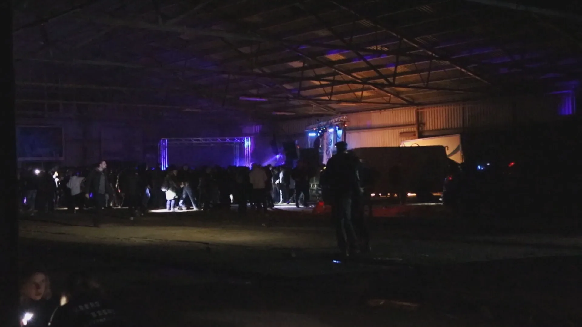 Politie maakt einde aan illegaal nieuwjaarsfeest met honderden mensen