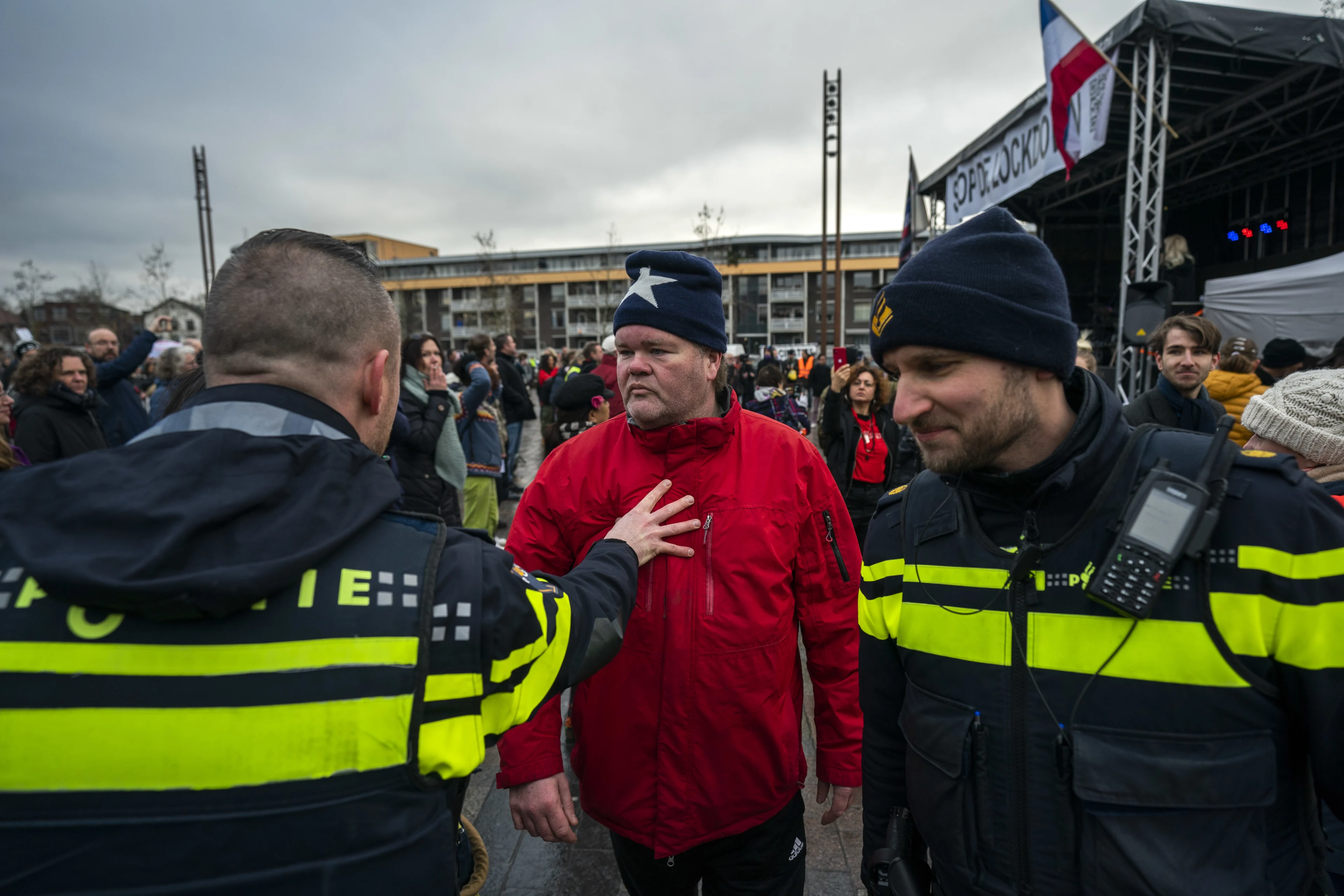 Anti-lockdown demonstratie Hilversum vroegtijdig beëindigd: 'Marktplein veranderde in dansende menigte'