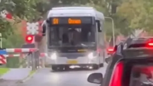ProRail woest op buschauffeur die over gesloten spoorwegovergang rijdt: 'Roekeloos'