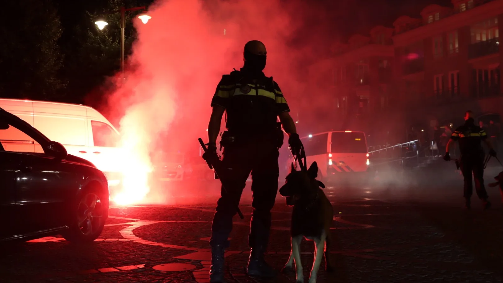 Vuurwerk en eieren gegooid bij azc-protest in Noordwijk, politie grijpt in