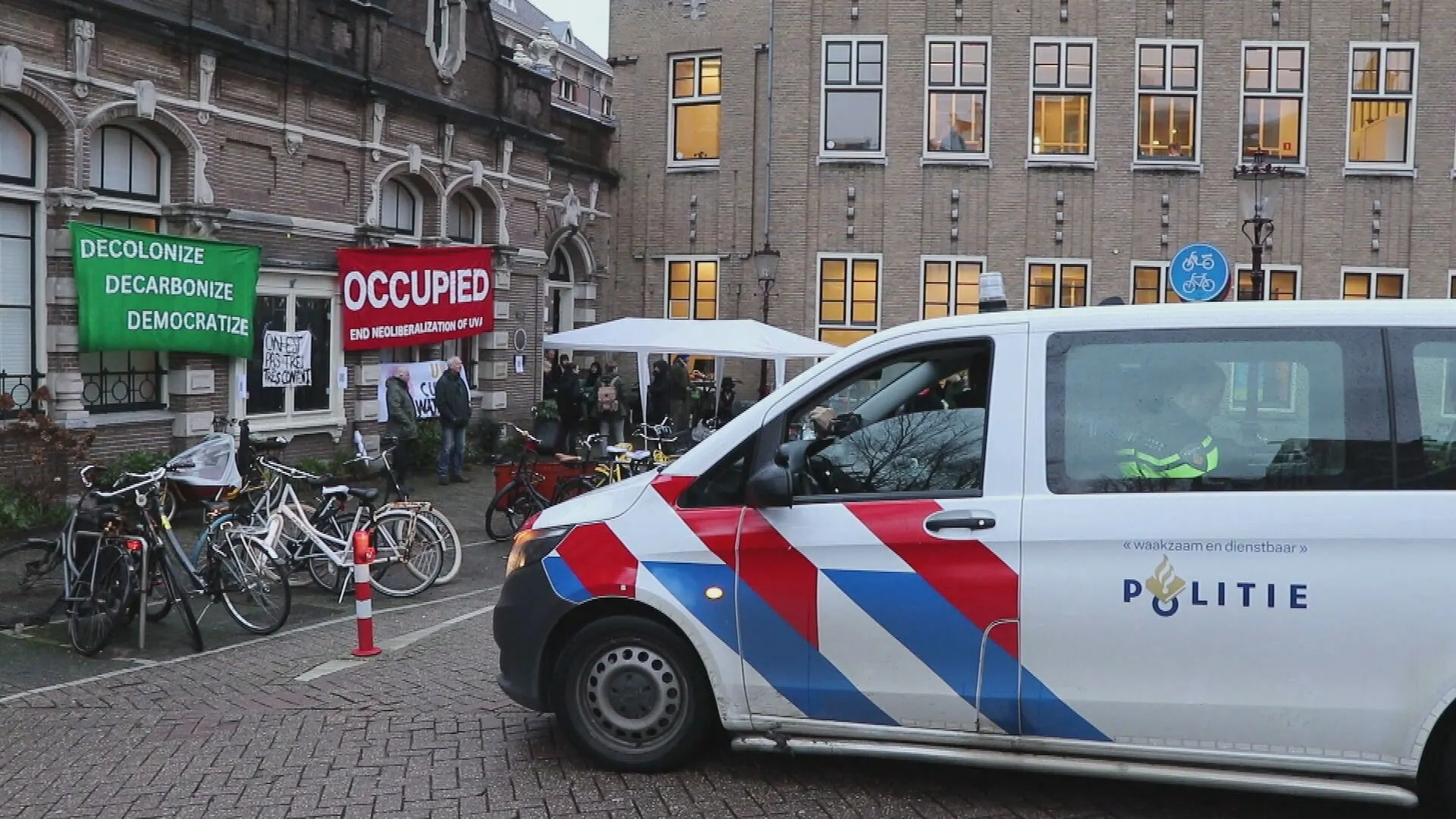 ME grijpt in: klimaatactivisten uit gebouw Universiteit van Amsterdam gezet