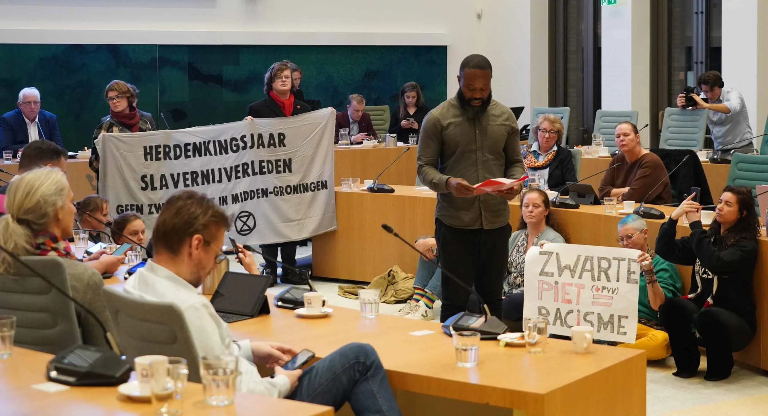 Kick Out Zwarte Piet en Extinction Rebellion verstoren raadsvergaderingen met actie