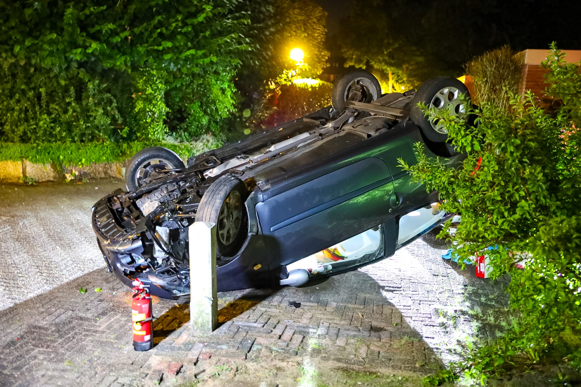 Auto op de kop in woonwijk na politieachtervolging in Apeldoorn