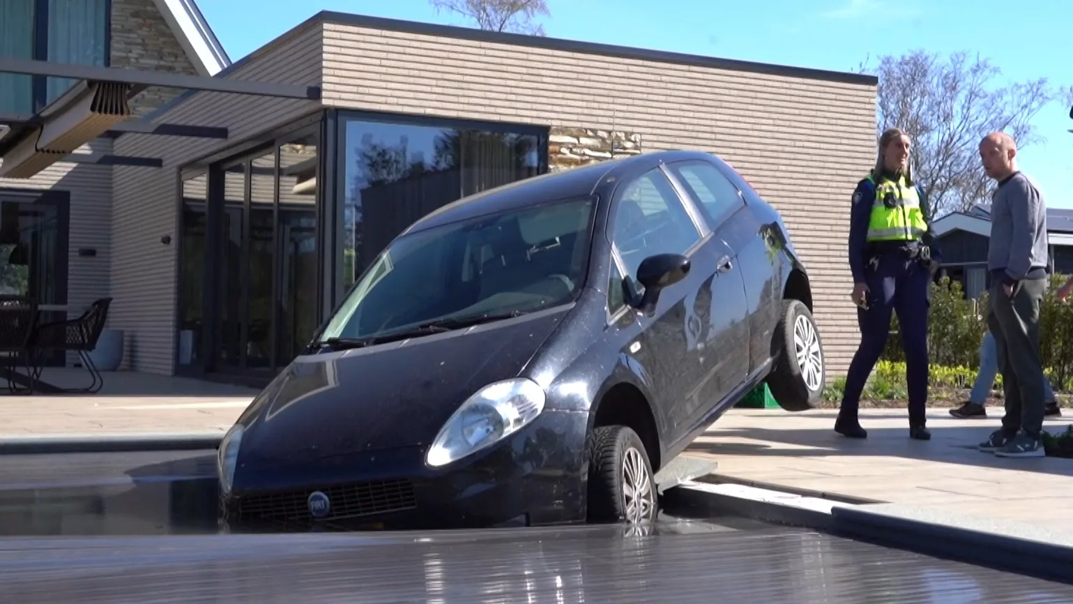 Drankrijder zonder rijbewijs rijdt met auto zwembad in