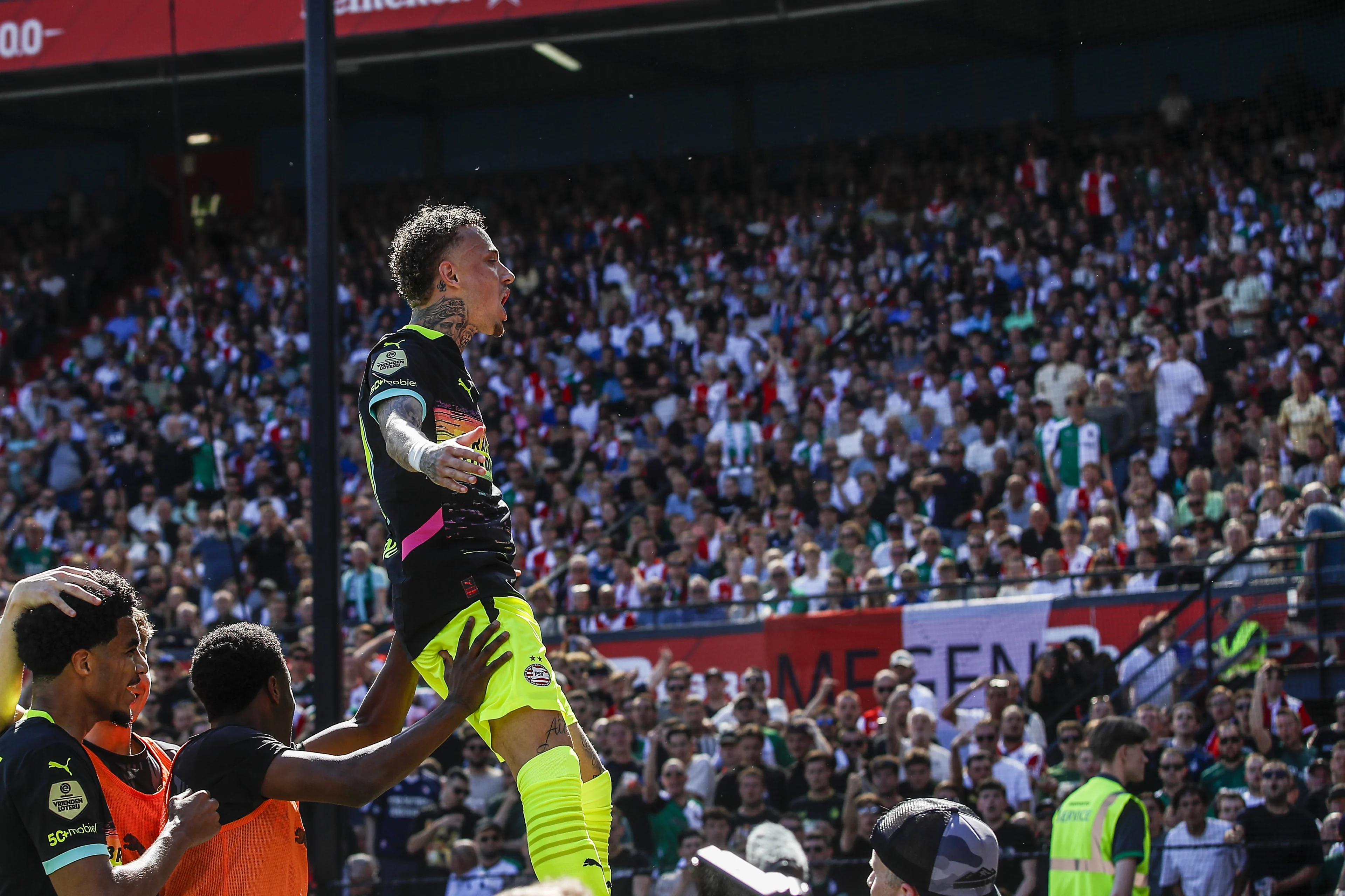 PSV verslaat Feyenoord in topper na magistrale comeback