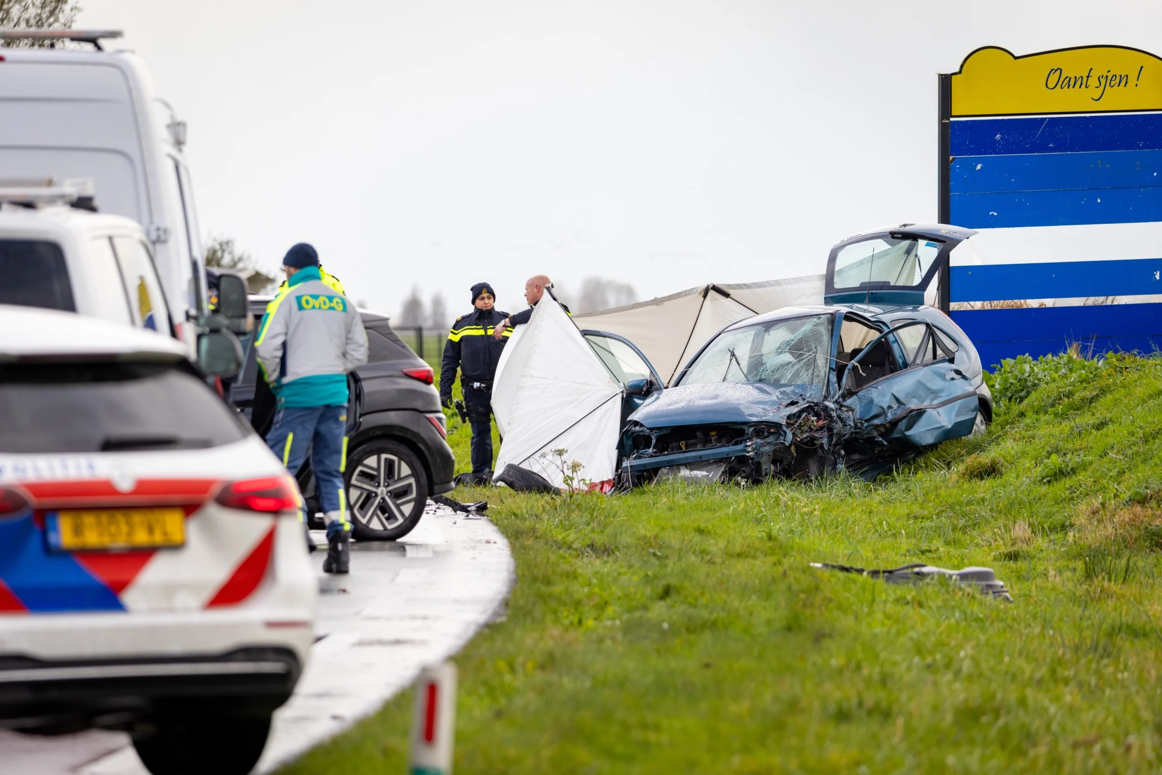 Man (88) komt om bij ernstig ongeval in Friesland, weg afgesloten