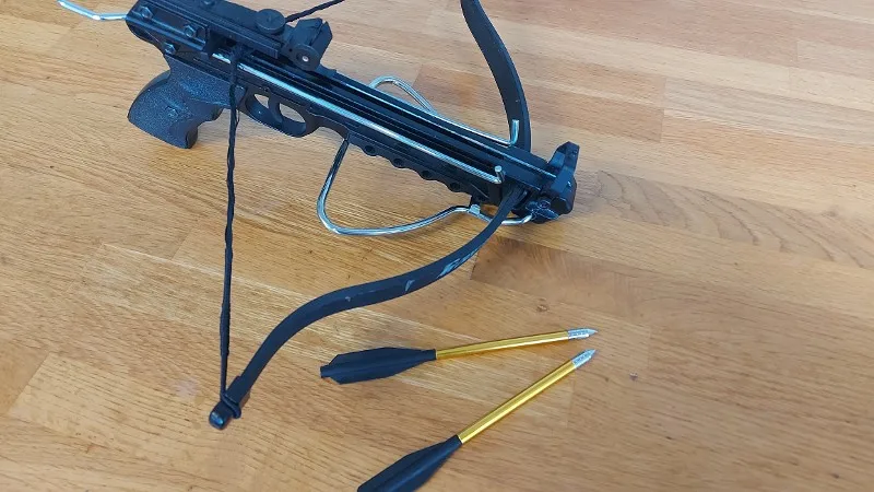 Minderjarige 'mystery shopper' schaft zonder problemen machetes en kruisbogen aan