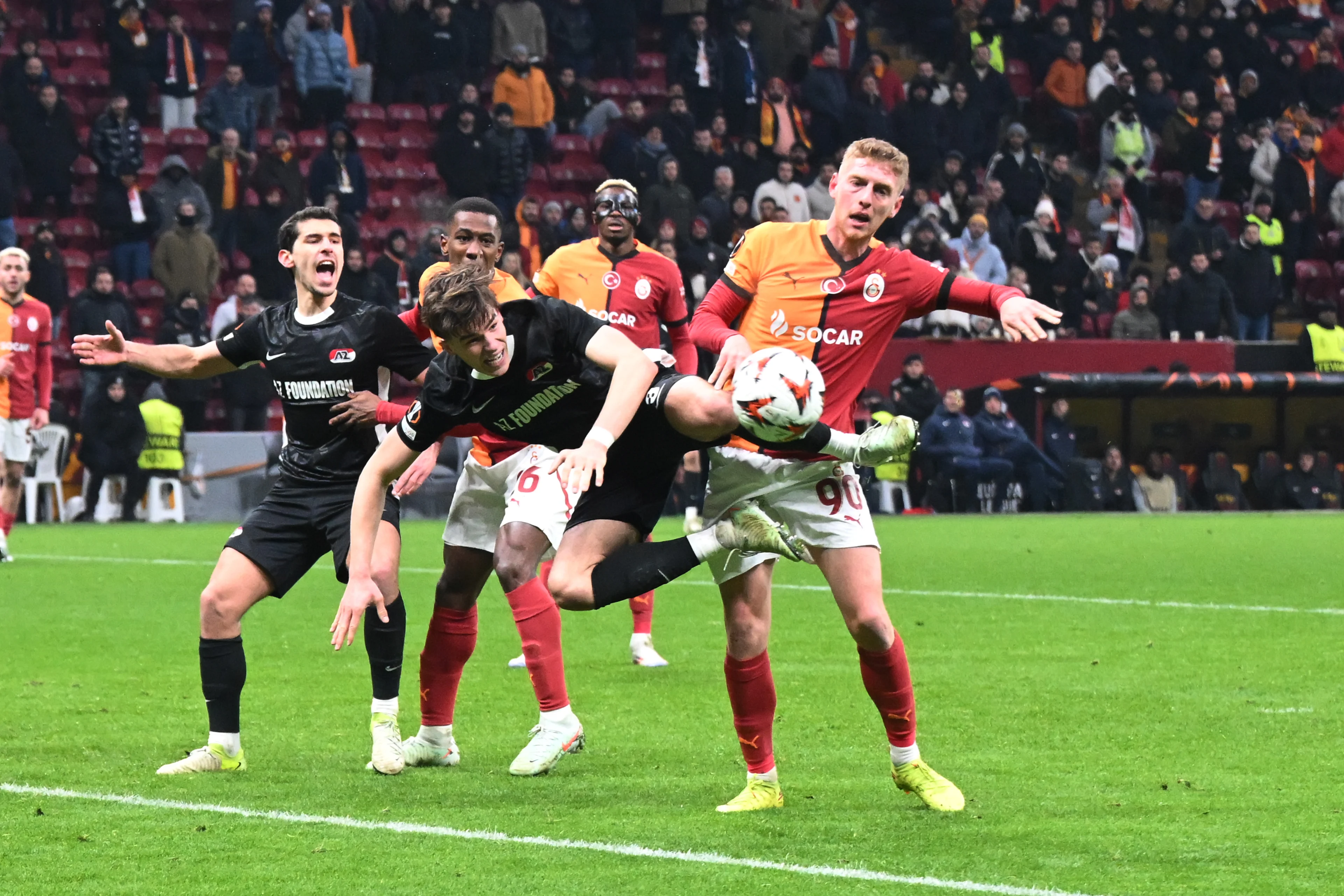 AZ speelt gelijk bij Galatasaray (2-2) en staat in achtste finales Europa League