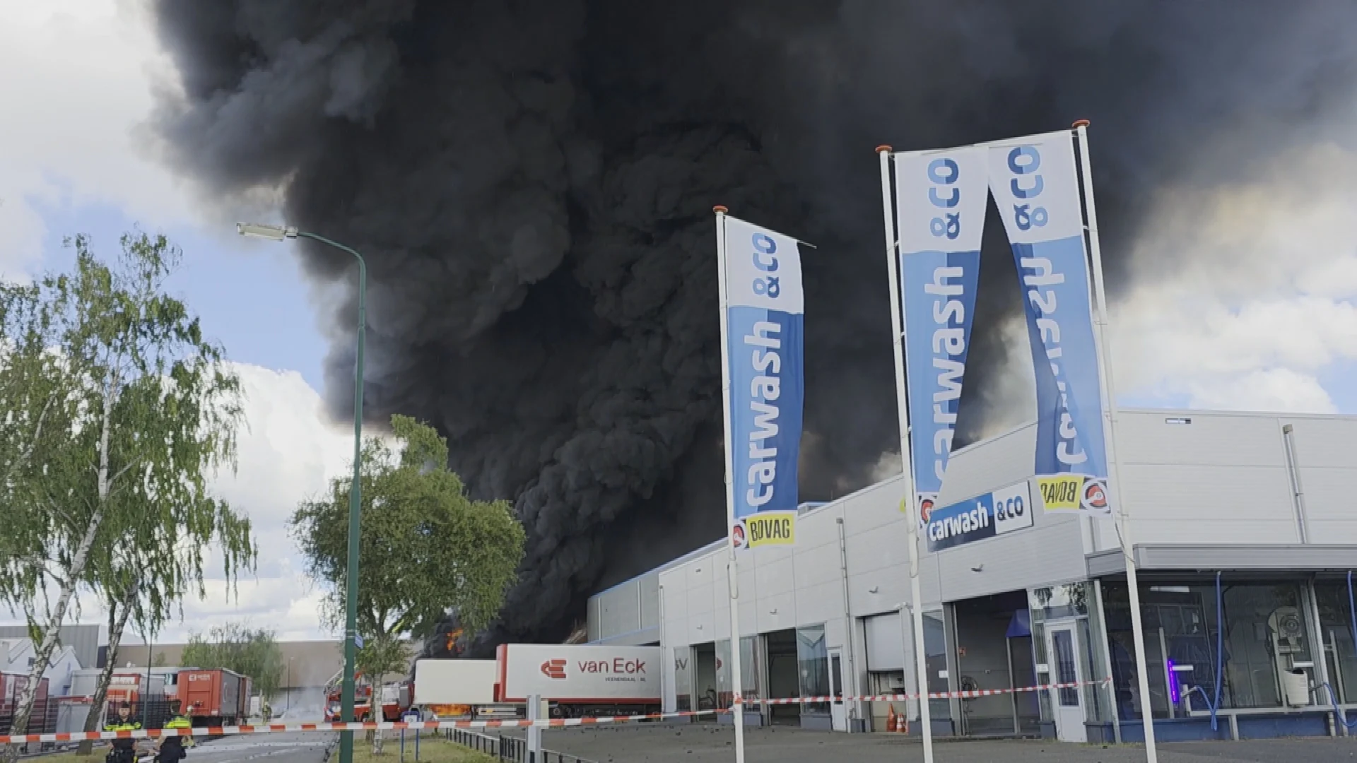 Grote brand op industrieterrein in Veenendaal onder controle