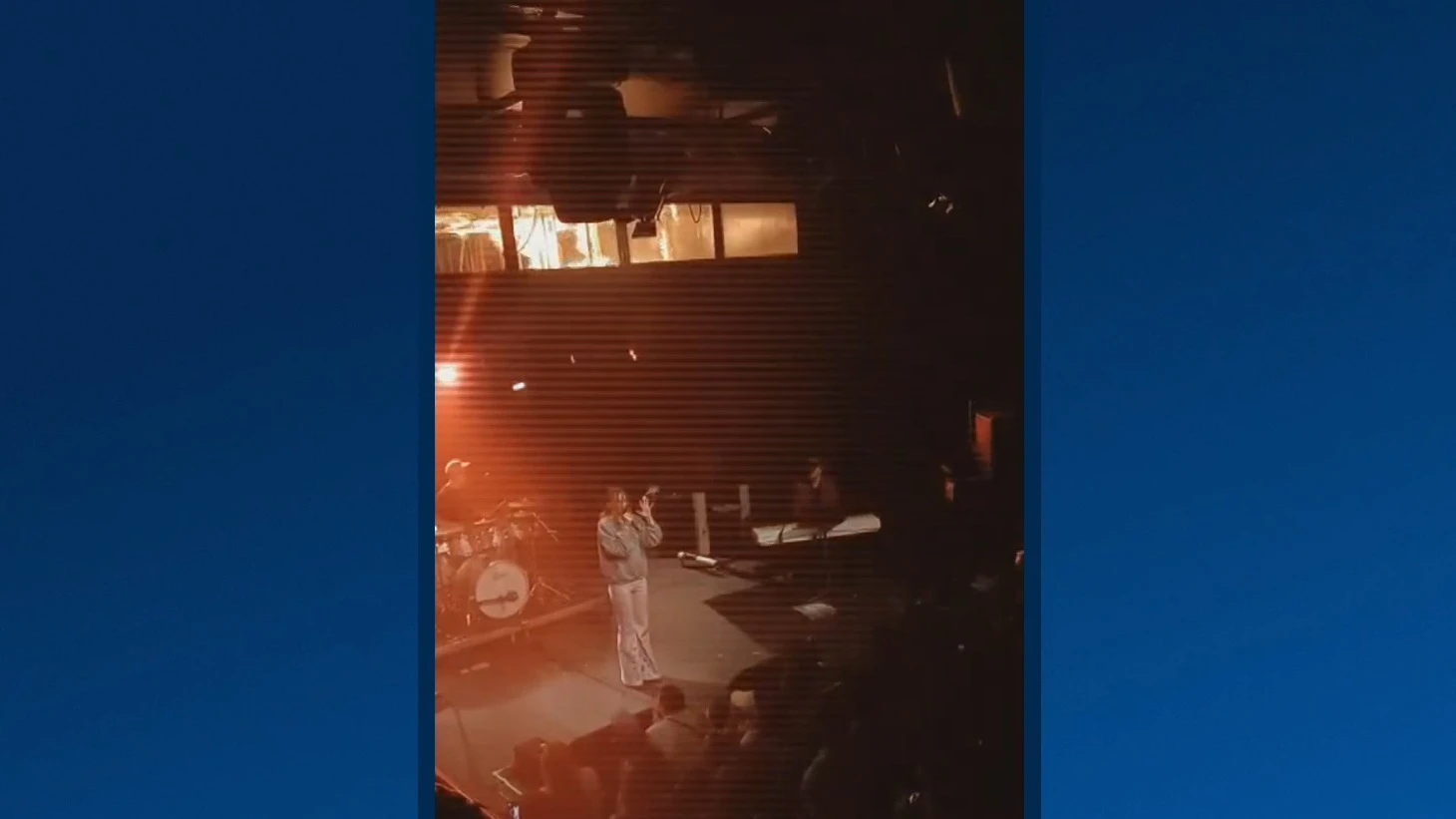 ZIEN: Bandleden TikTok-ster zien niet dat boven hen vuur om zich heen grijpt