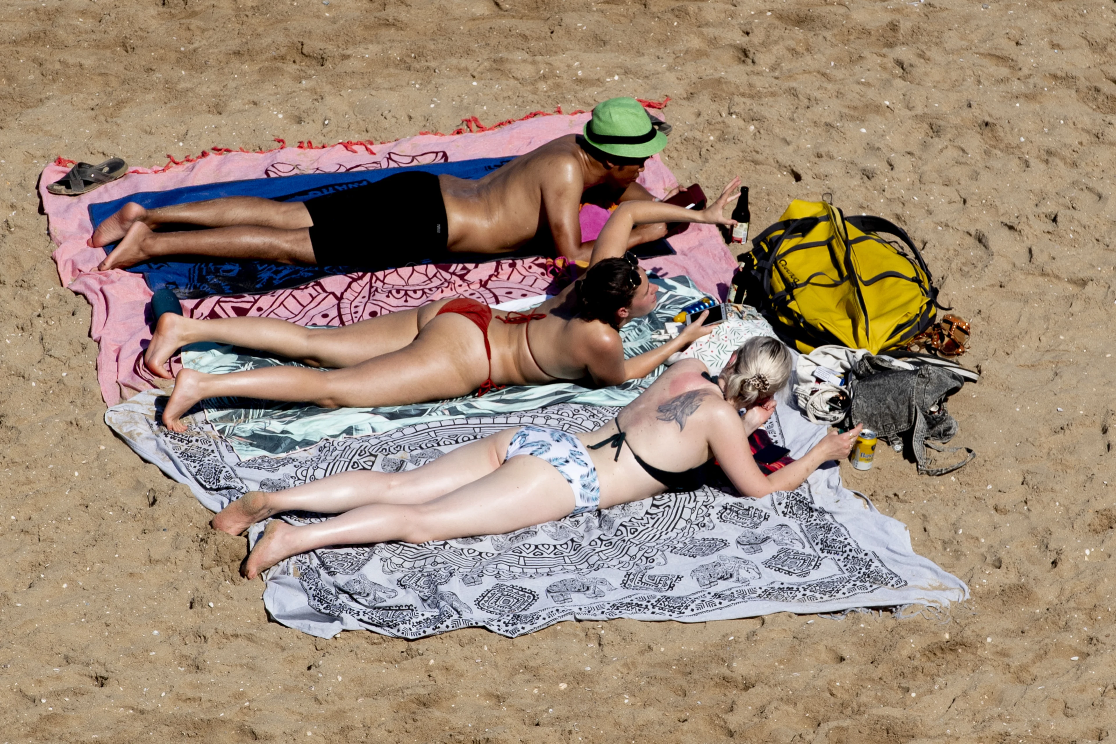 Nederlanders massaal naar het strand op laatste tropische dag: 'Kom met openbaar vervoer'
