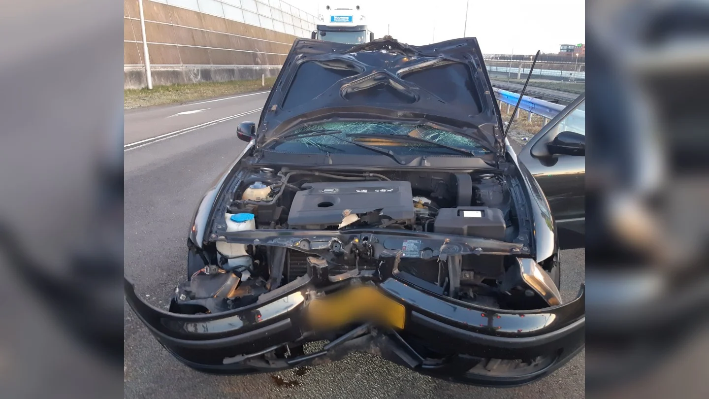 Dronken Tilburger rijdt met opengeklapte motorkap over A16