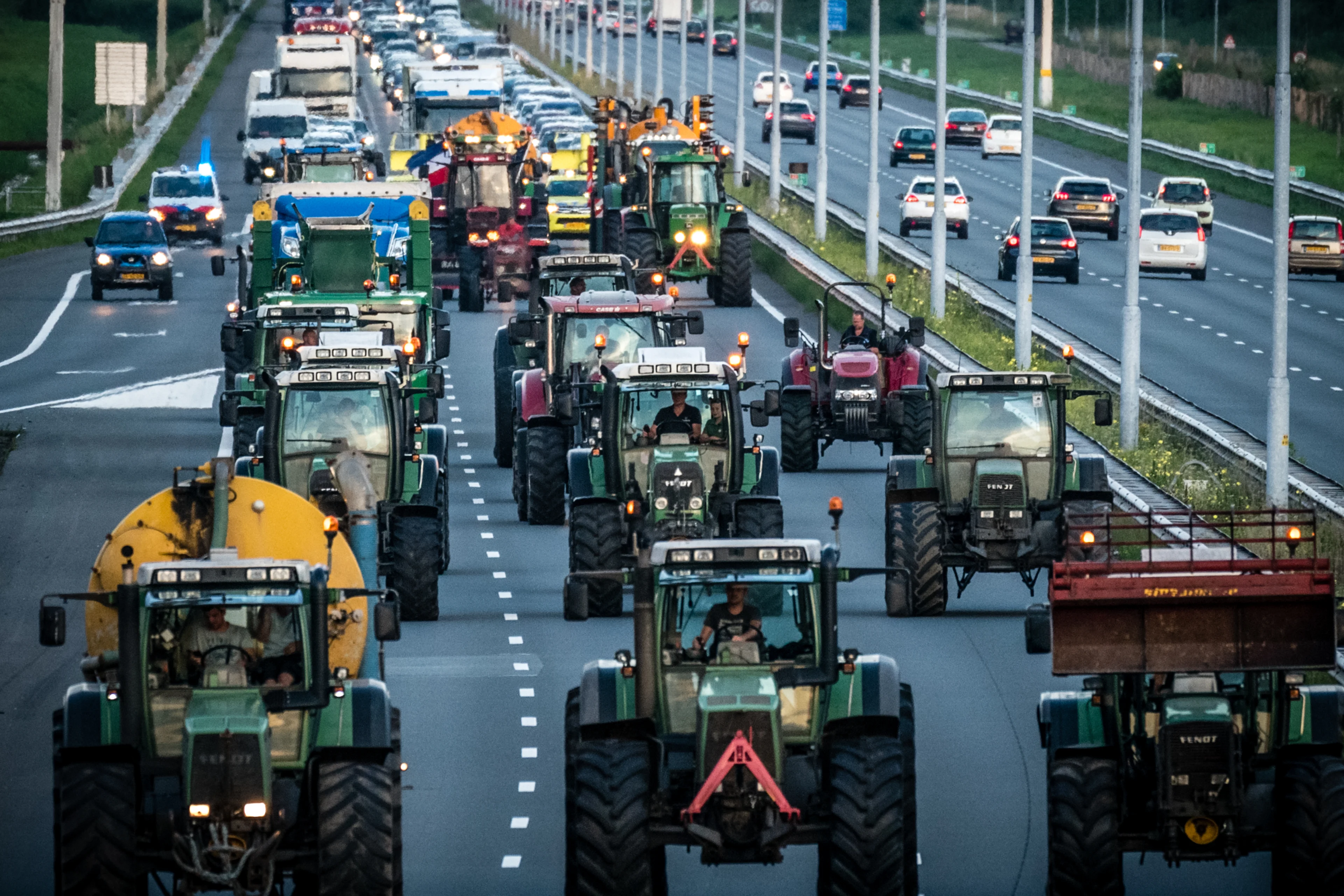 Ruim honderd trekkers op weg voor nieuw boerenprotest bij politiebureau in Zwolle