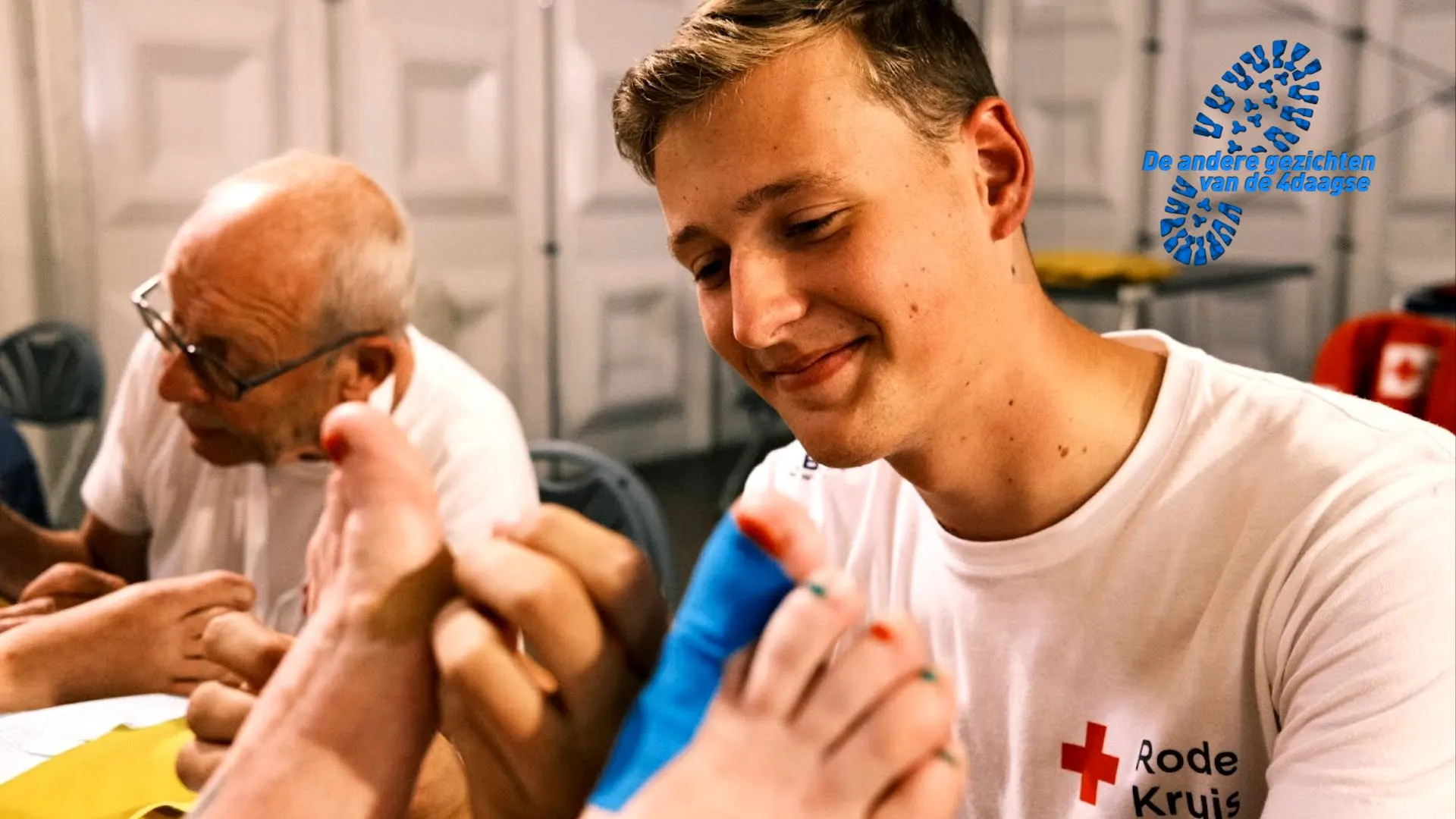 De andere gezichten van de 4Daagse: de blarenprikker die de hele dag aan voeten zit