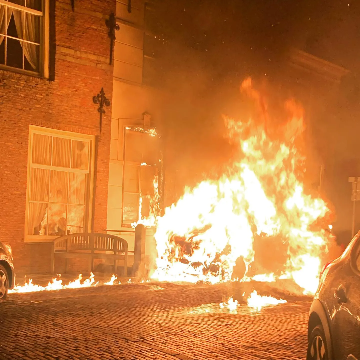 Woning raakt beschadigd bij autobrand in Brielle
