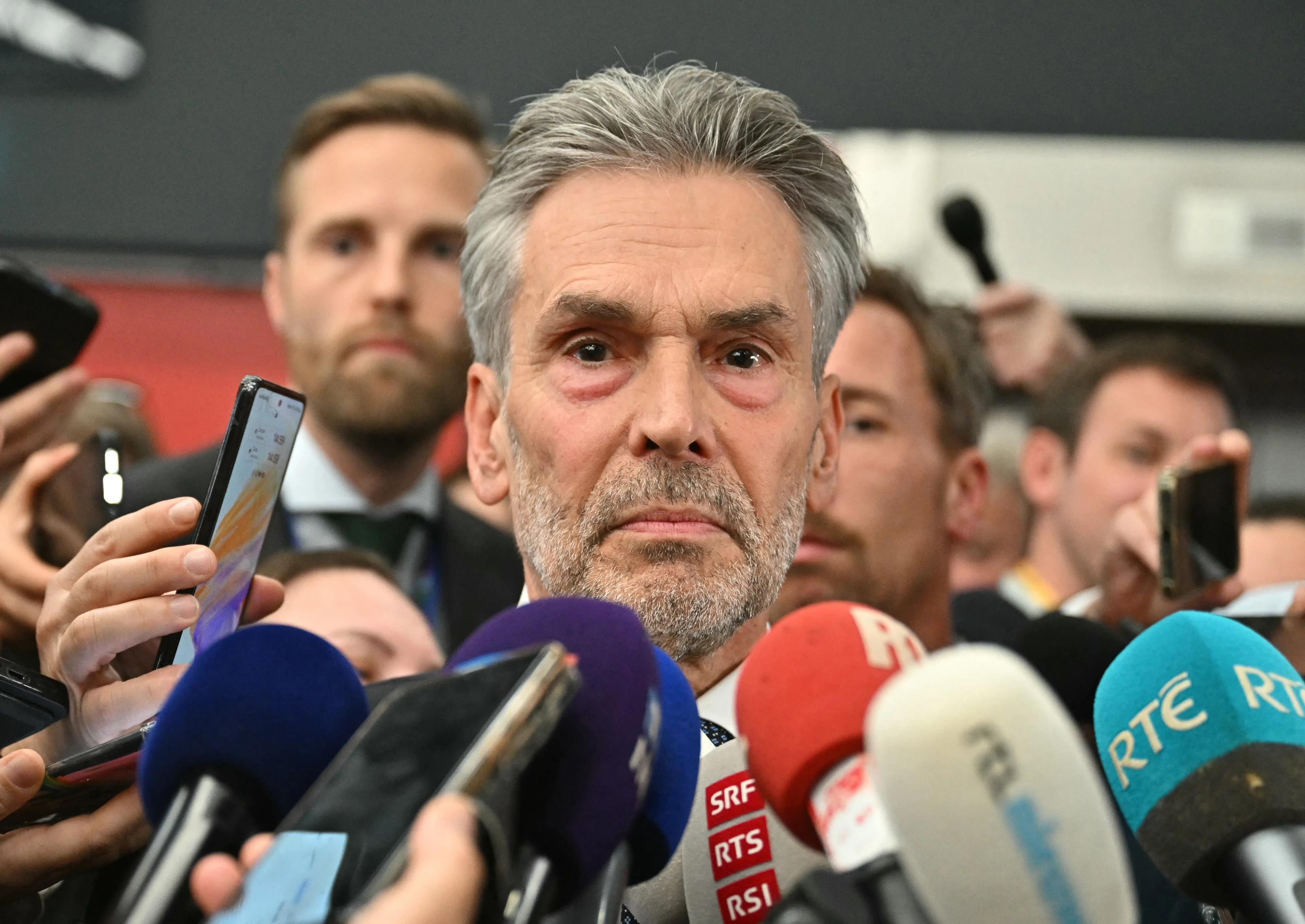 Schoof blijft in Nederland en gaat niet naar klimaattop om nasleep rellen