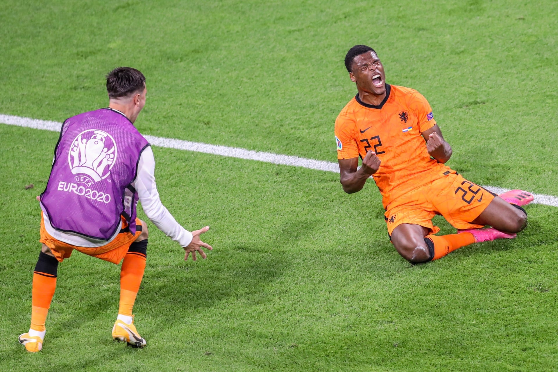 Oranje wint met 3-2 eerste EK-wedstrijd na zenuwslopende tweede helft