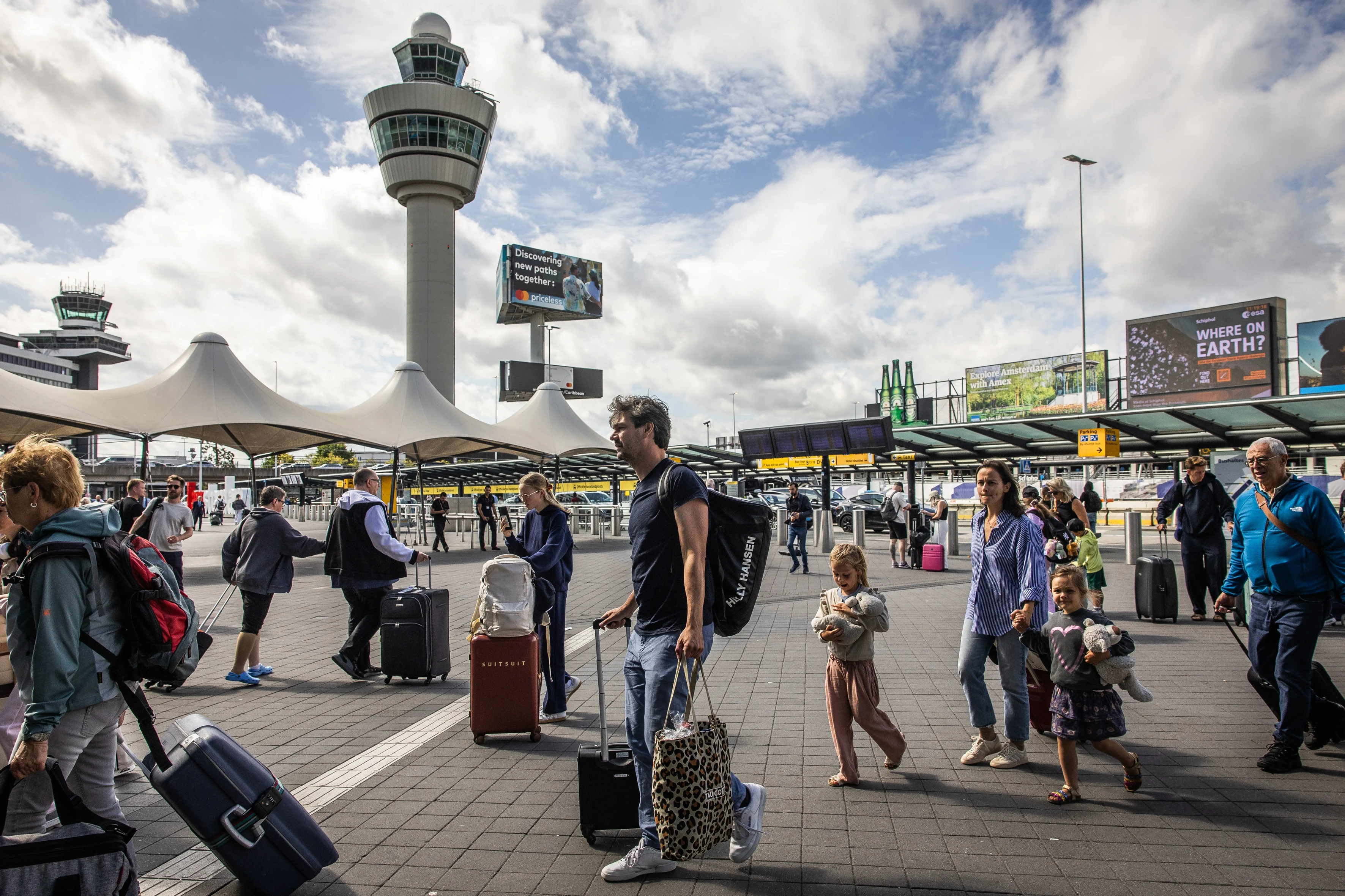 Slecht weer jaagt Nederlanders massaal naar de zon: run op last minutes