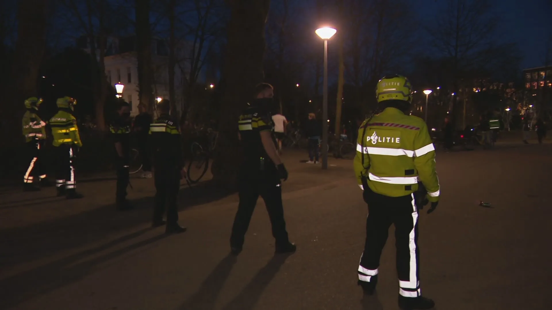 LIVEBLOG | Politie grijpt in bij 'festival' in Vondelpark, agenten bekogeld met flessen