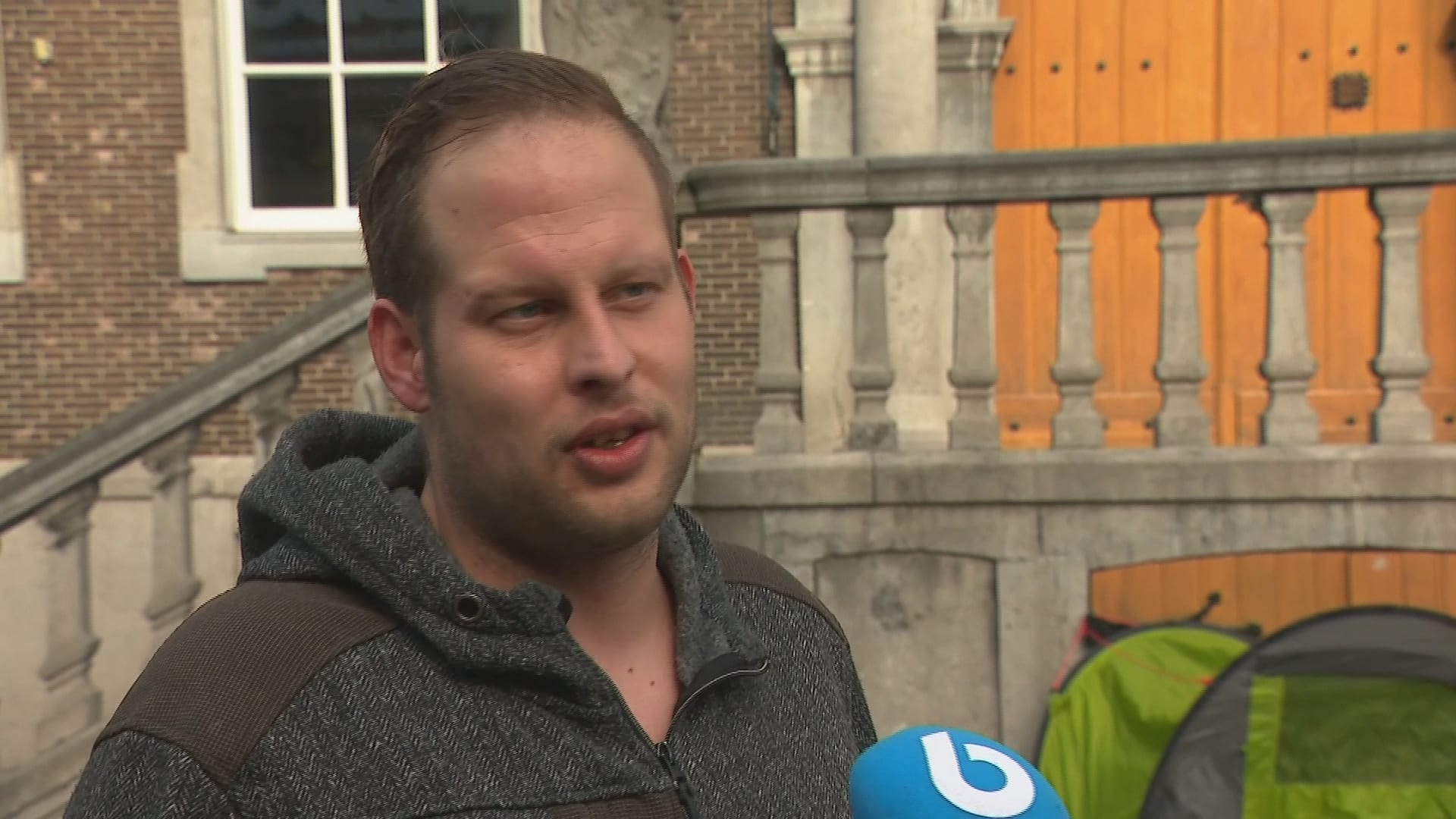 Thomas protesteert voor betere hulp voor daklozen: 'Je komt ergens voor hulp en raakt dieper in de afgrond'