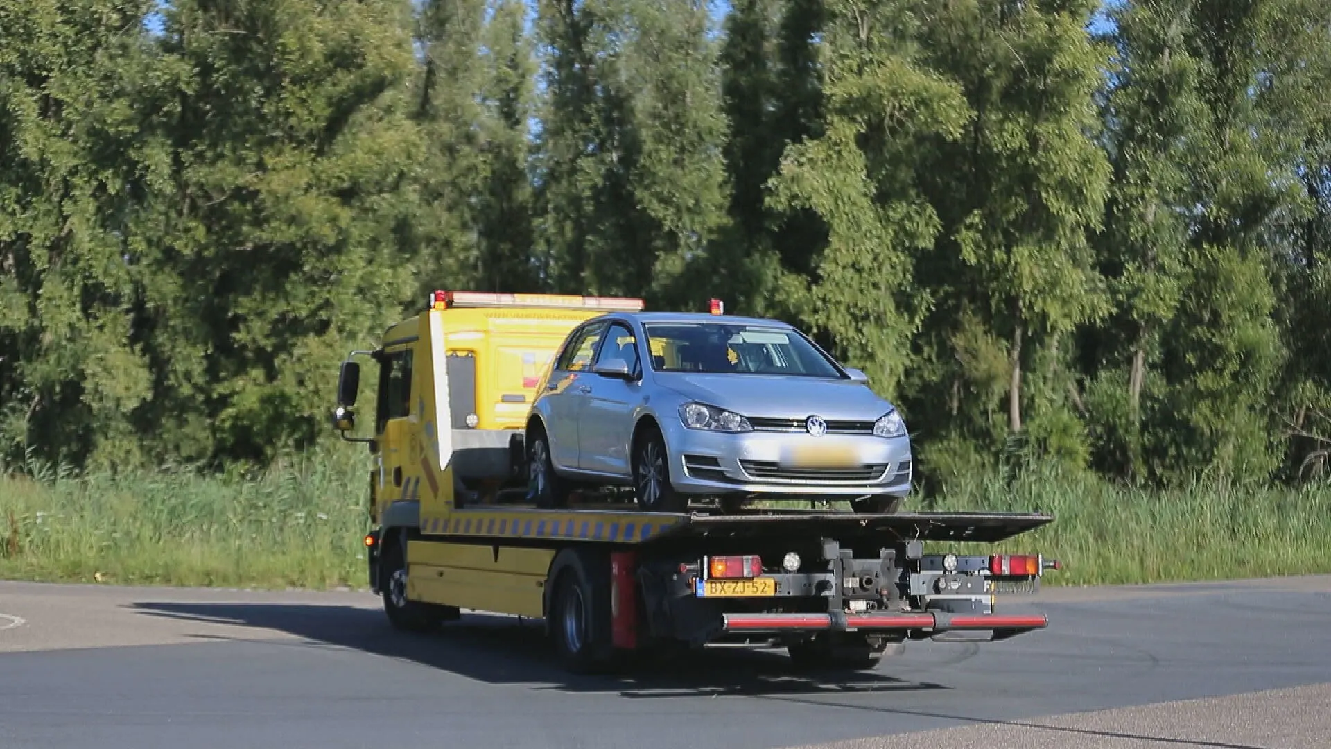 Overvallers gooien 'heel veel' briefgeld uit vluchtauto tijdens wilde politieachtervolging