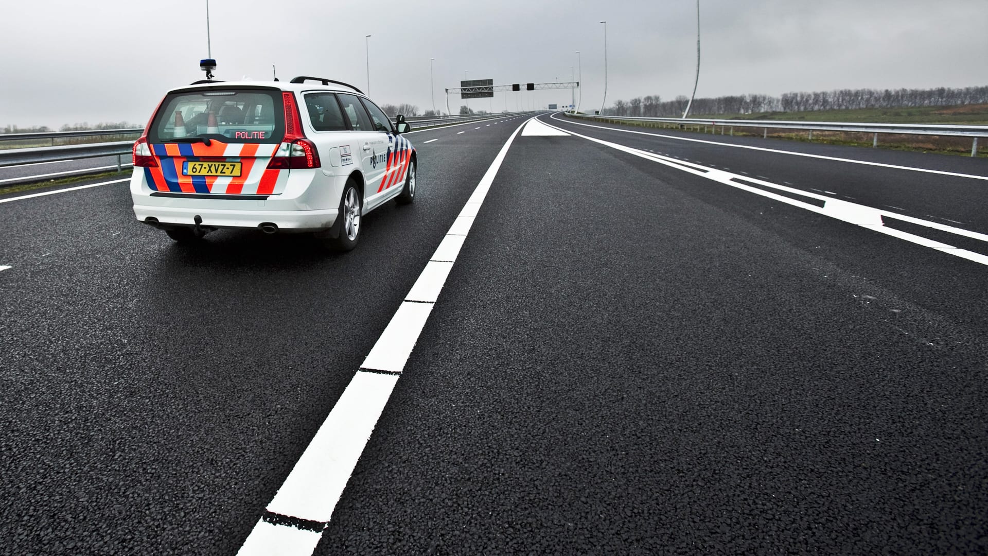 Auto vanuit andere wagen beschoten op ring van Rotterdam