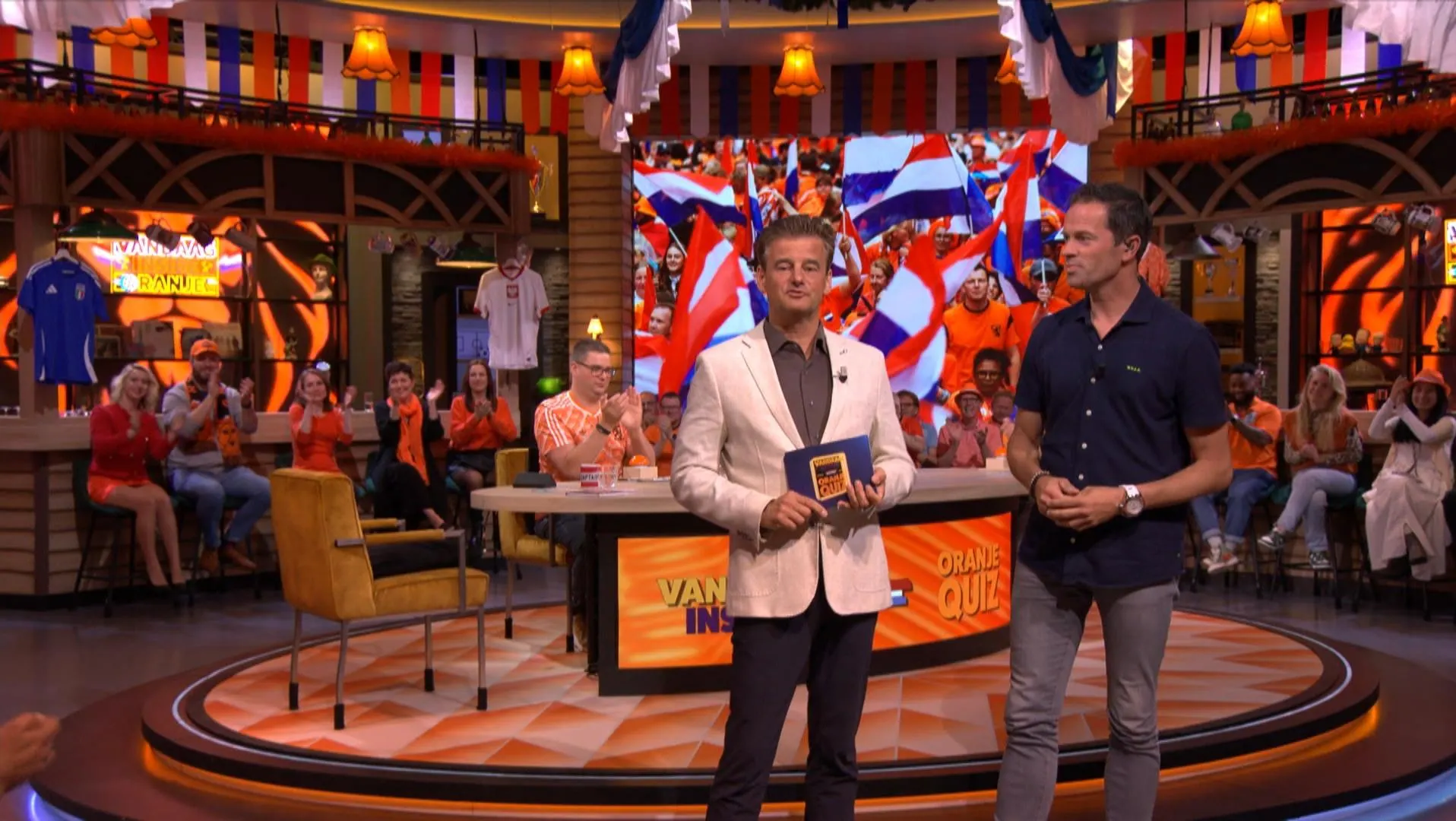 Oranjefans nemen plaats op stoelen René en Johan in Vandaag Inside-quiz