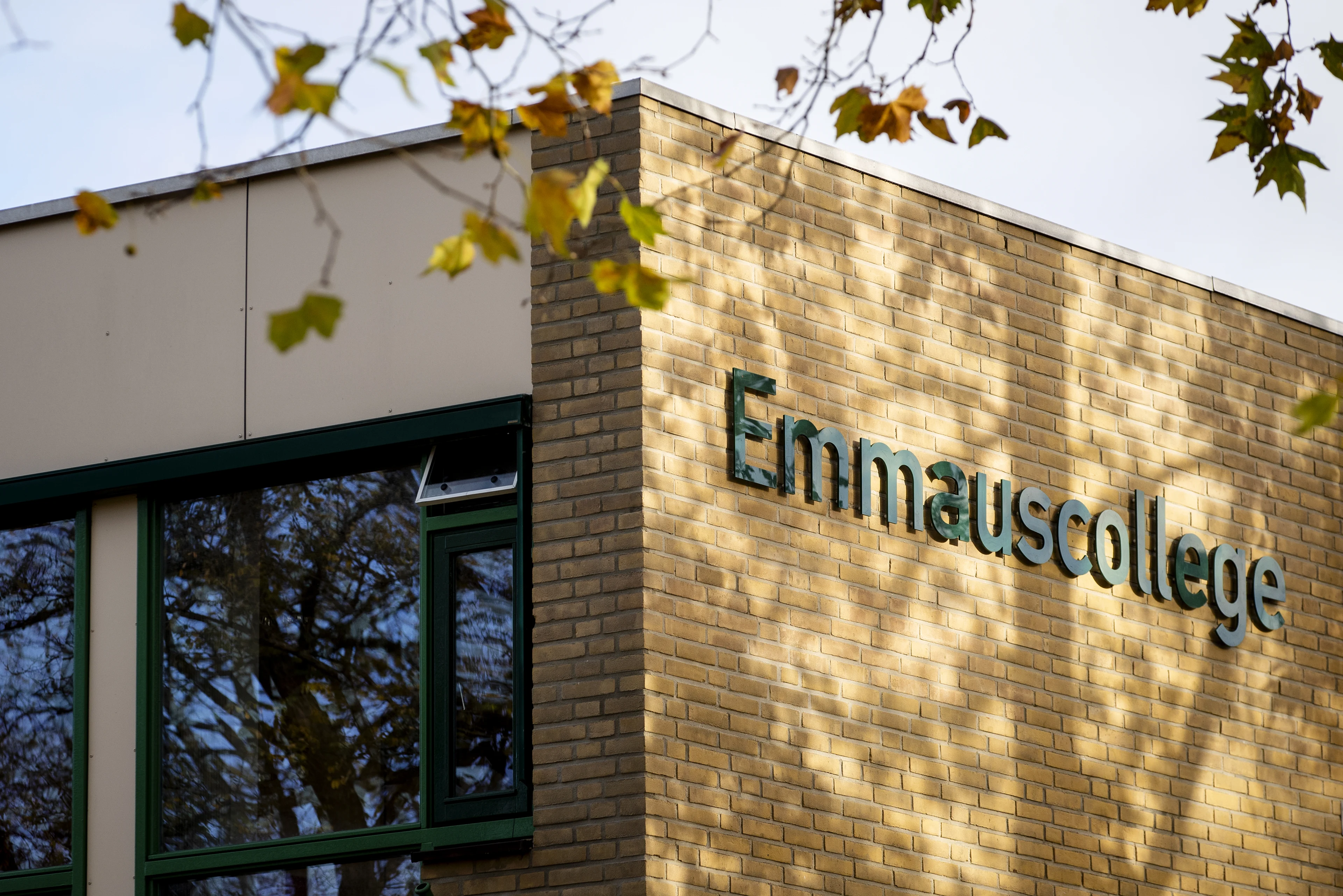 Kamerleden woedend over aanval cameraploeg PowNed bij Emmauscollege