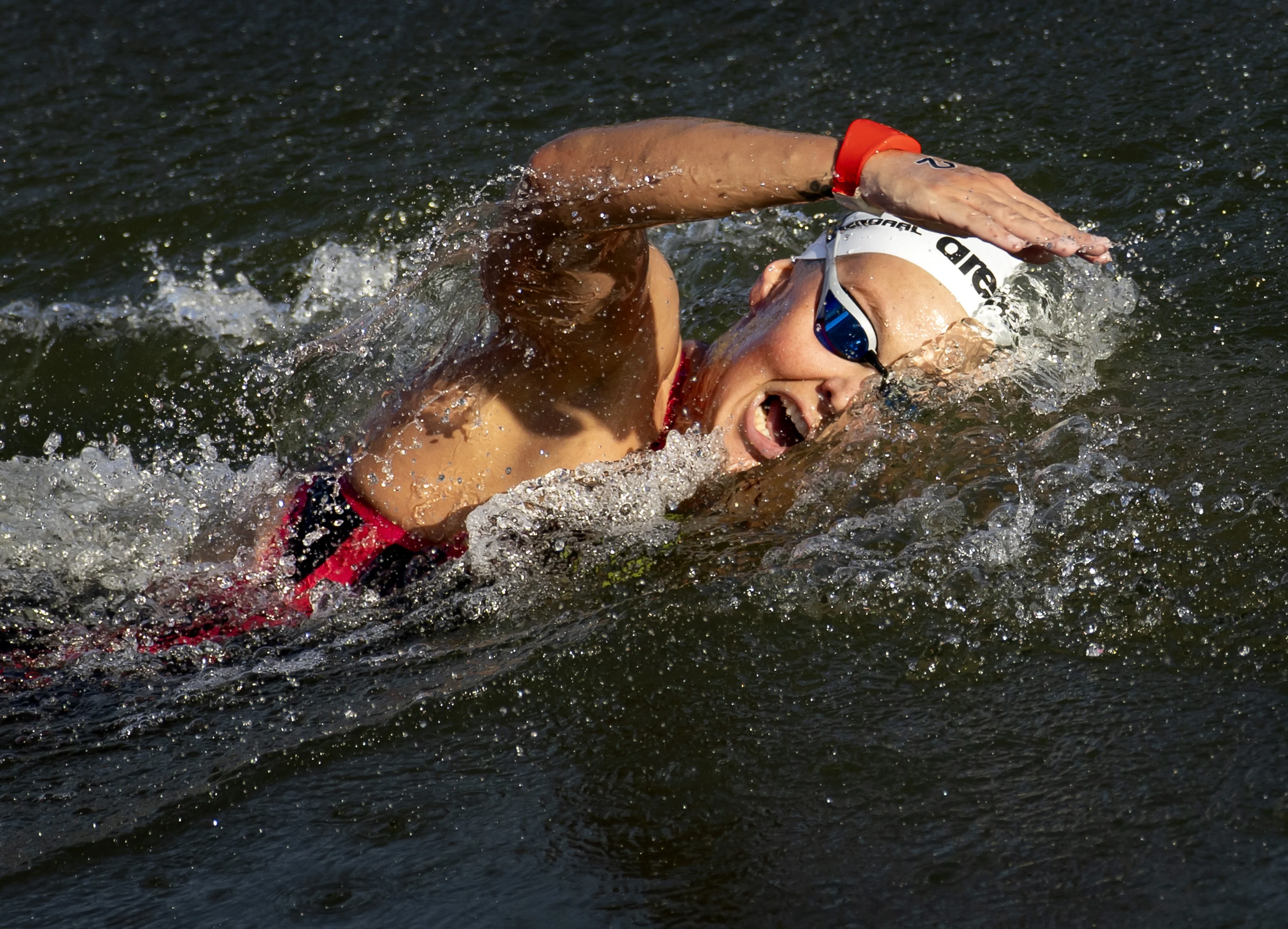 Sharon van Rouwendaal zwemt naar tweede olympische goud in open water