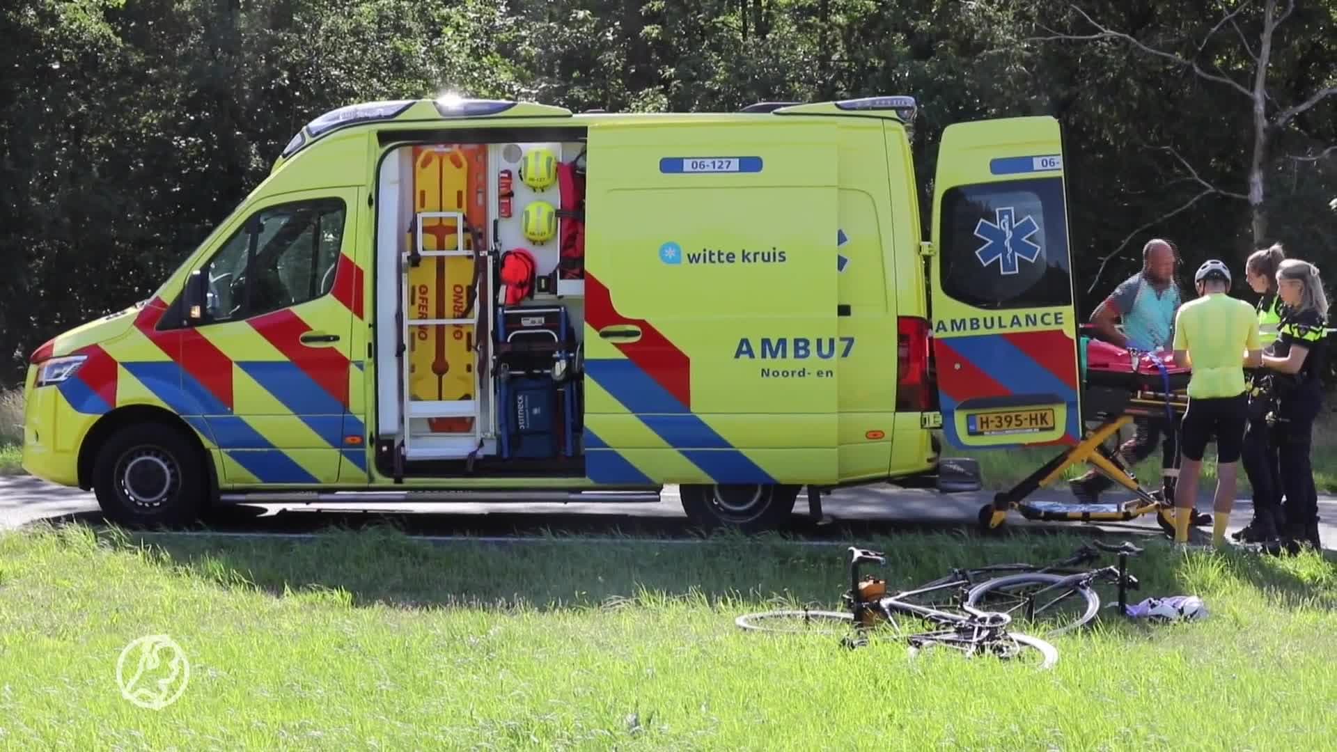Politieagent in dienstauto schept wielrenner, 33-jarige vrouw naar ziekenhuis gebracht