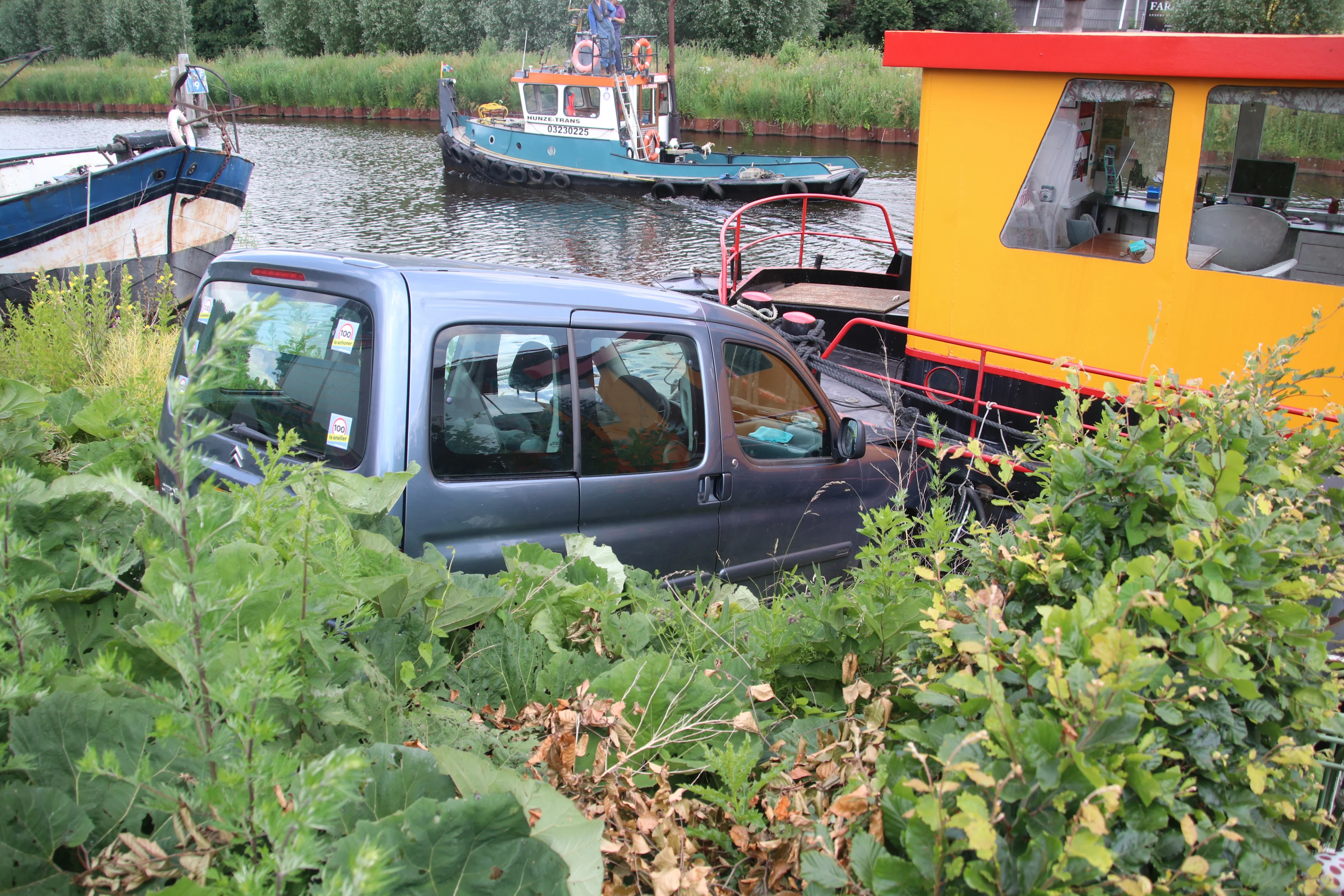 Hoe dan?! Auto knalt tegen woonboot in Groningen